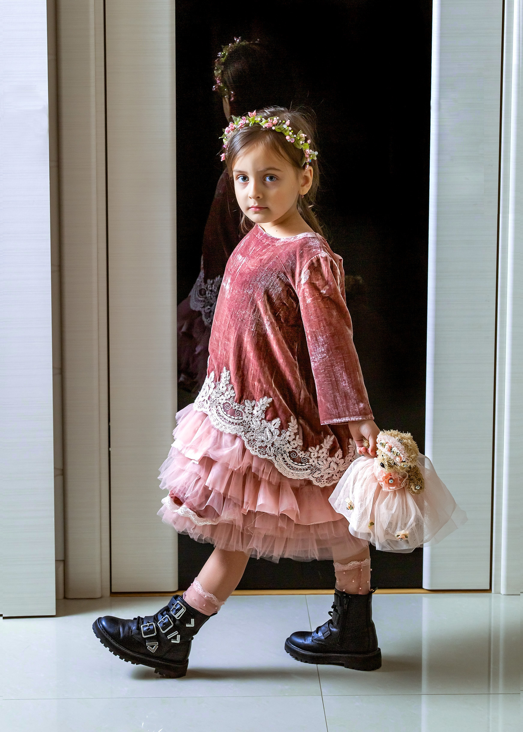 девочка в бордовом платье в полный рост с куклой в руке