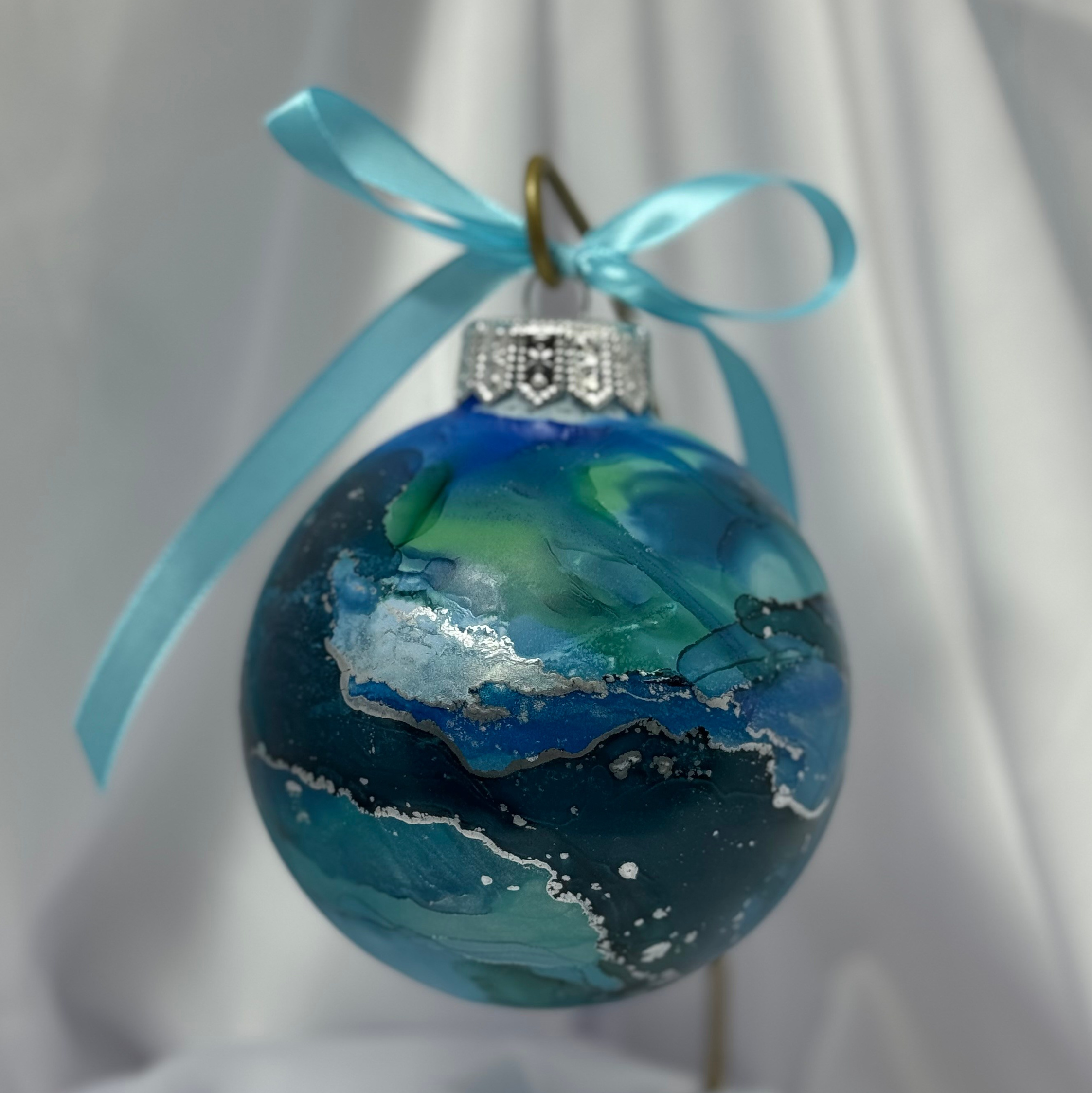 Магазин ёлочных шаров с ручной художественной росписью. Художественная ручная роспись елочных шаров, корпоративные подарки и восковые аромасвечи