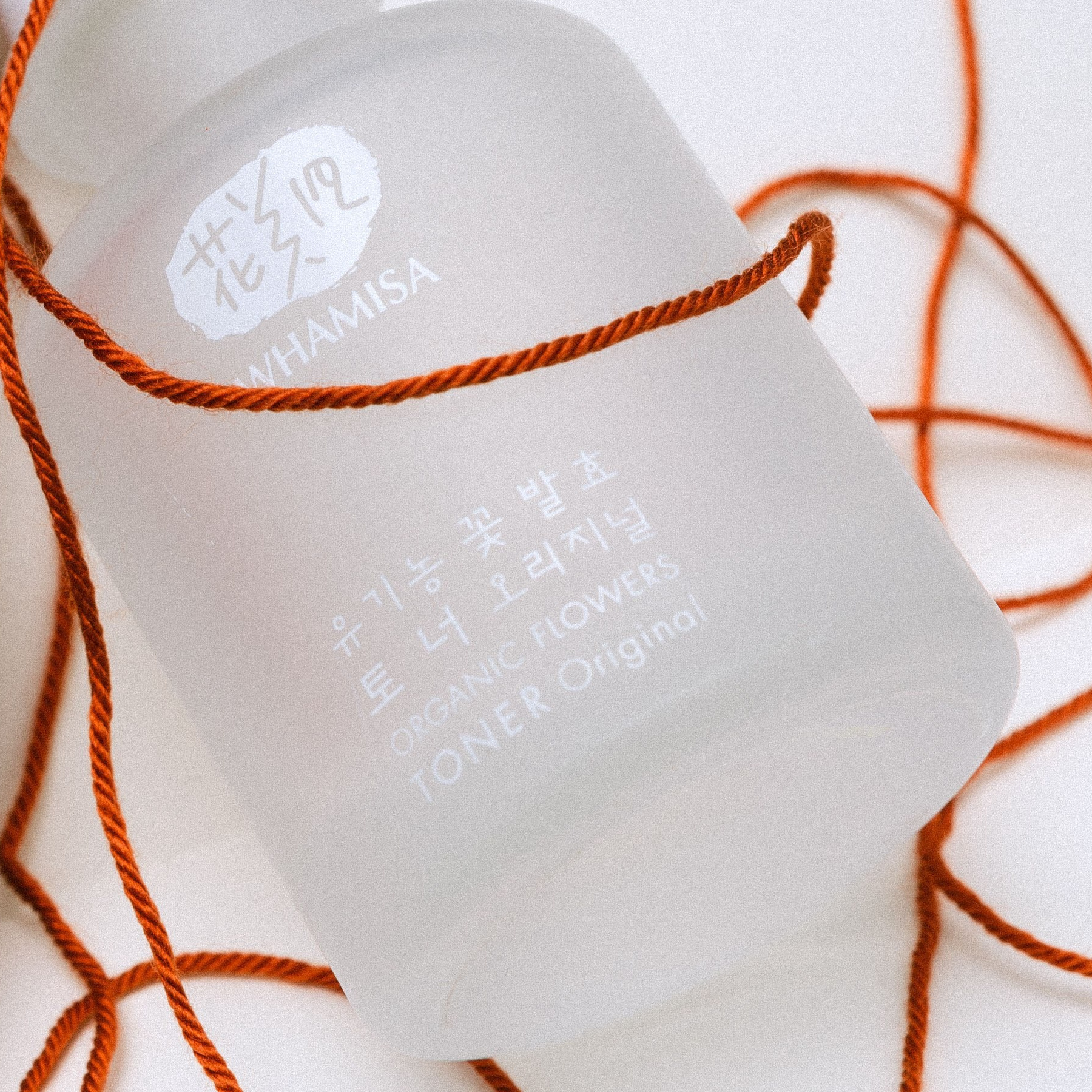 Предметная съемка духов в фотостудии