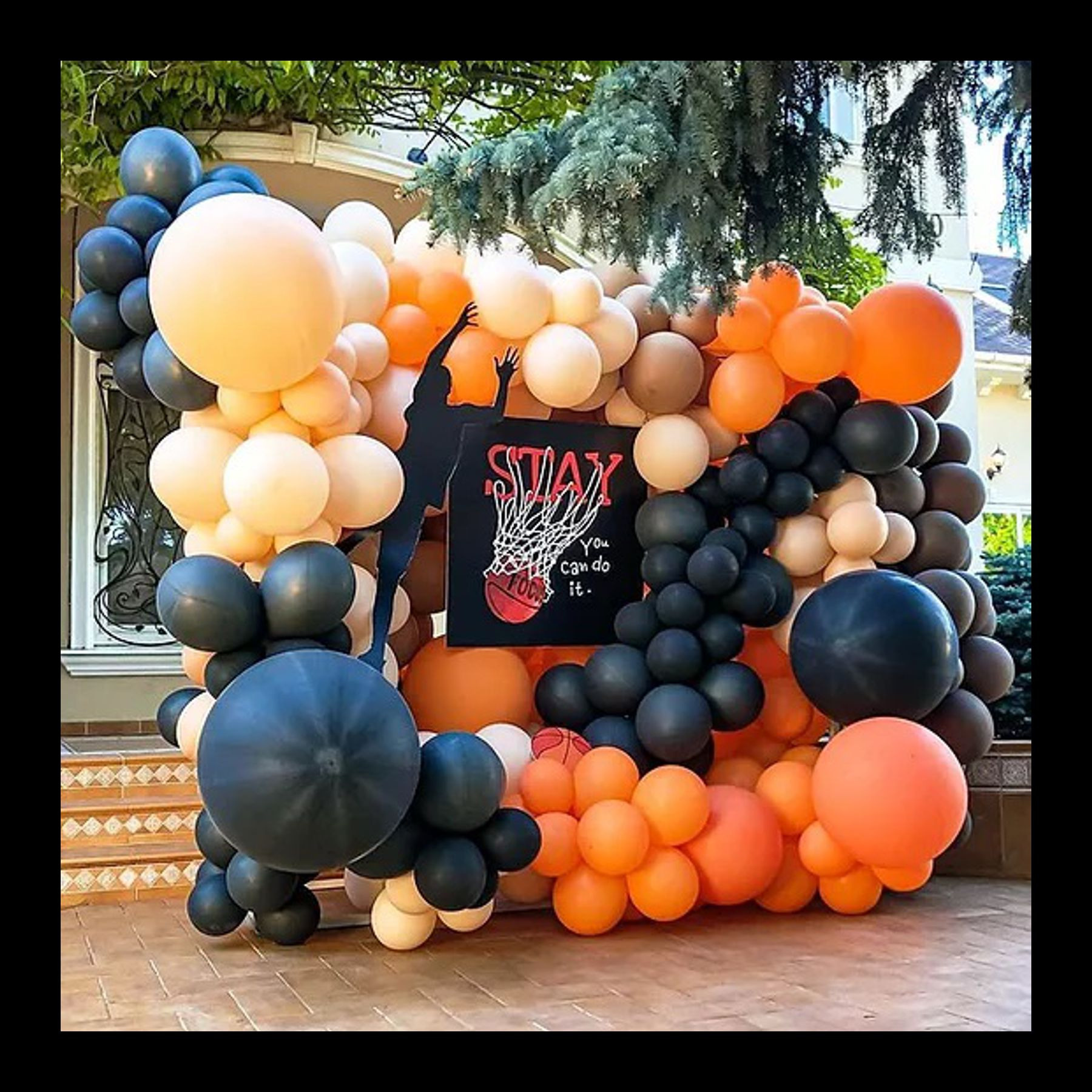 Стена-панно из разнокалиберных воздушных шаров. Студия праздничного декора