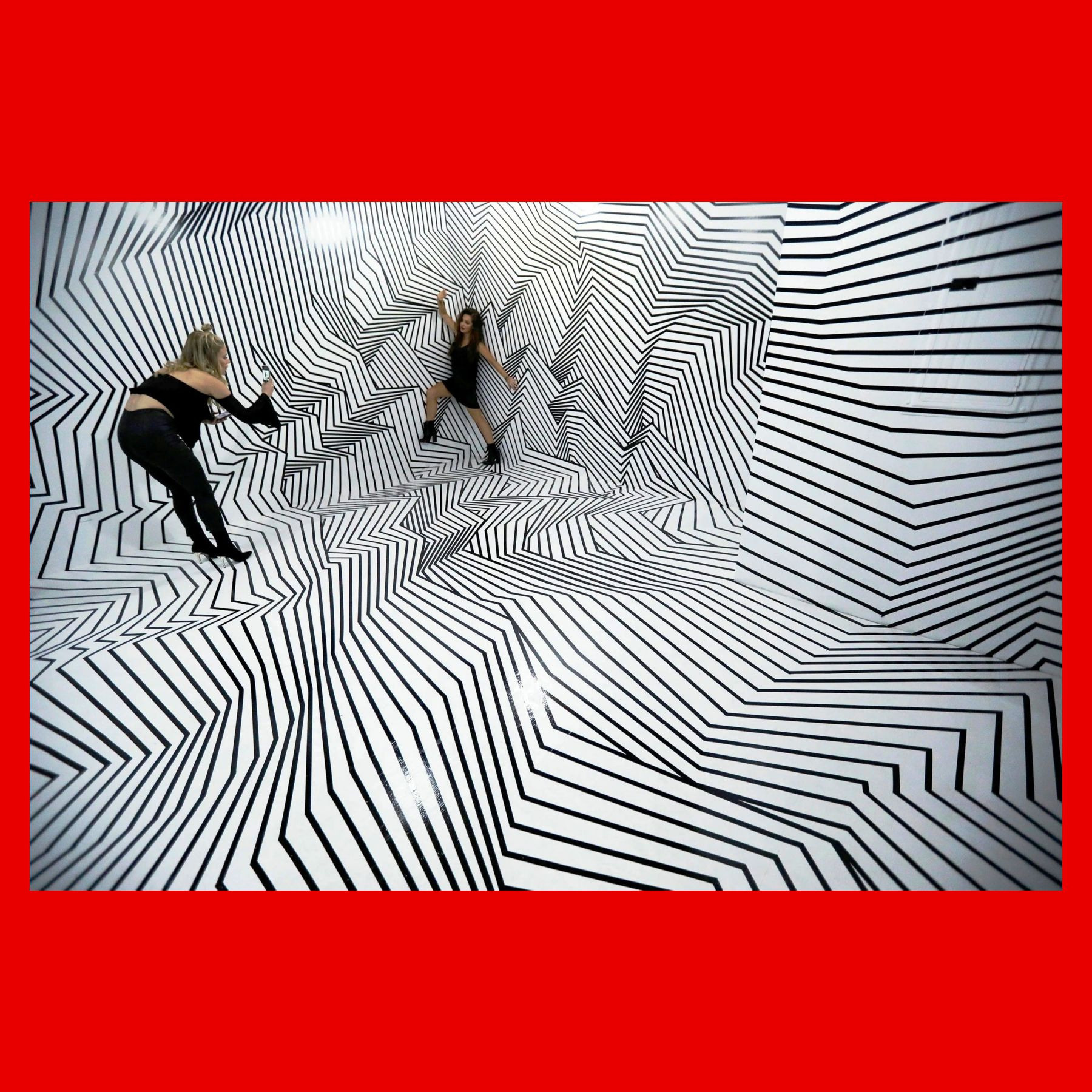 Фотозона гипнотические круги. Студия праздничного декора