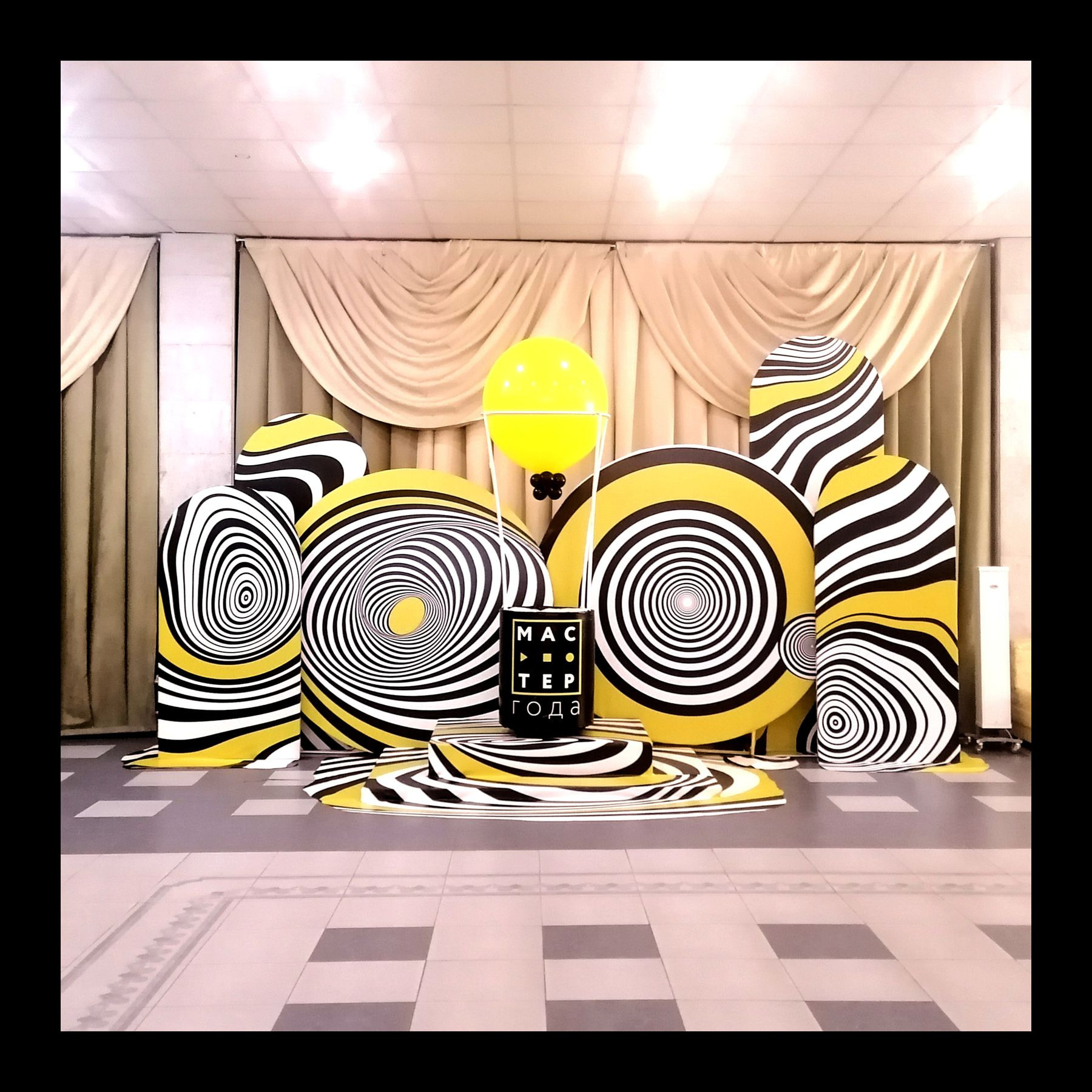 Фотозона гипнотические круги. Студия праздничного декора