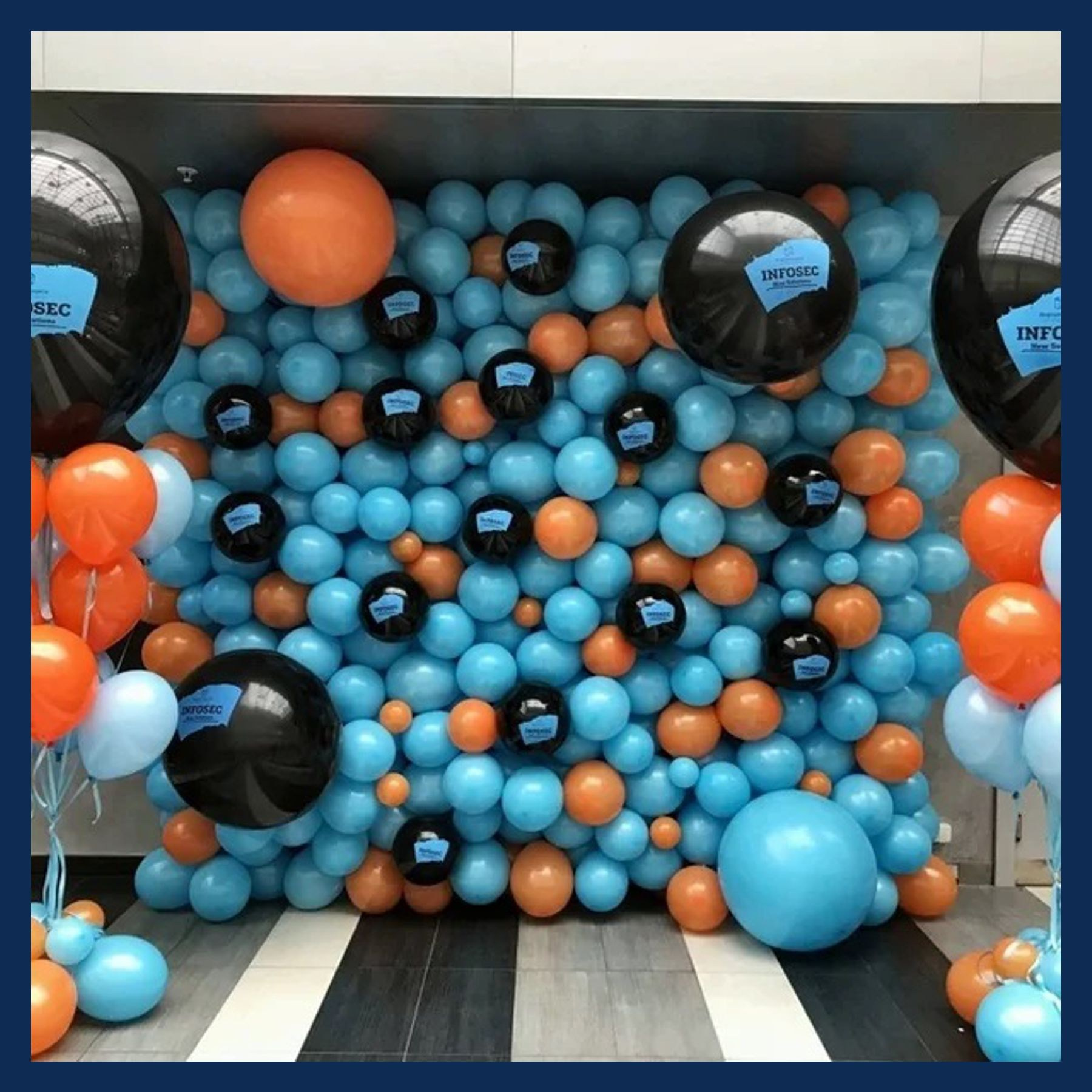 Стена-панно из разнокалиберных воздушных шаров. Студия праздничного декора