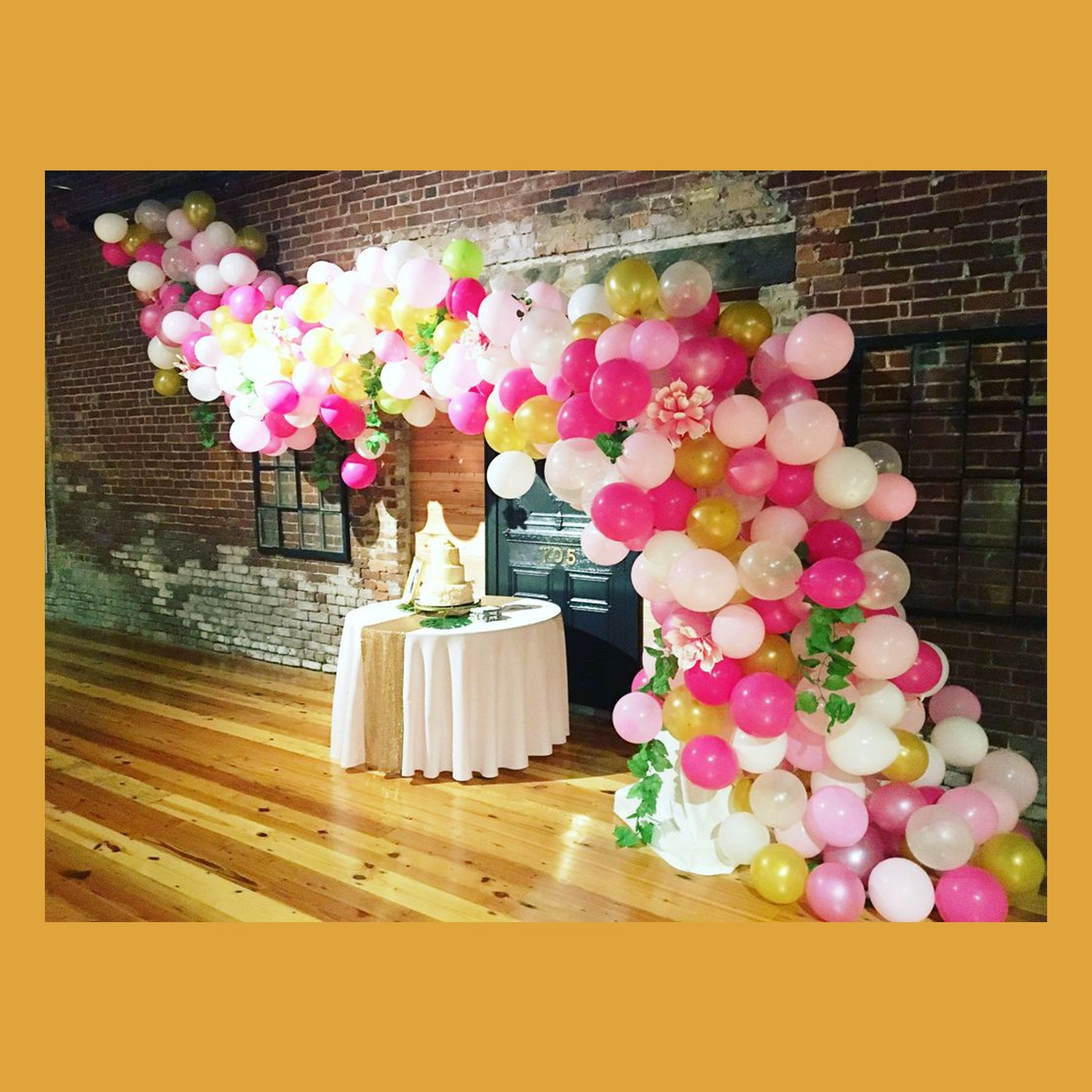 Разнокалиберная гирлянда шар. Студия праздничного декора