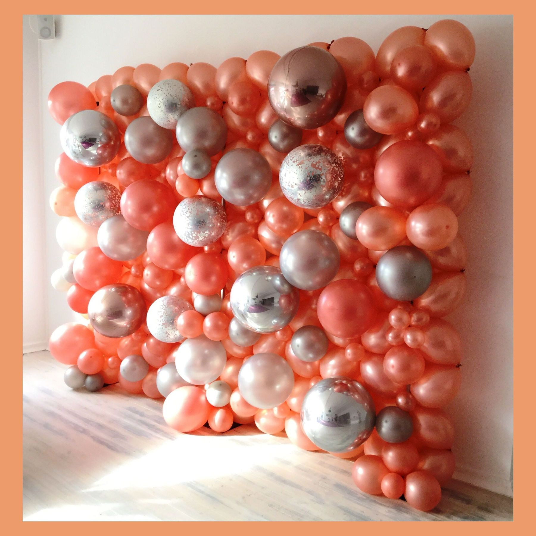 Стена-панно из разнокалиберных воздушных шаров. Студия праздничного декора