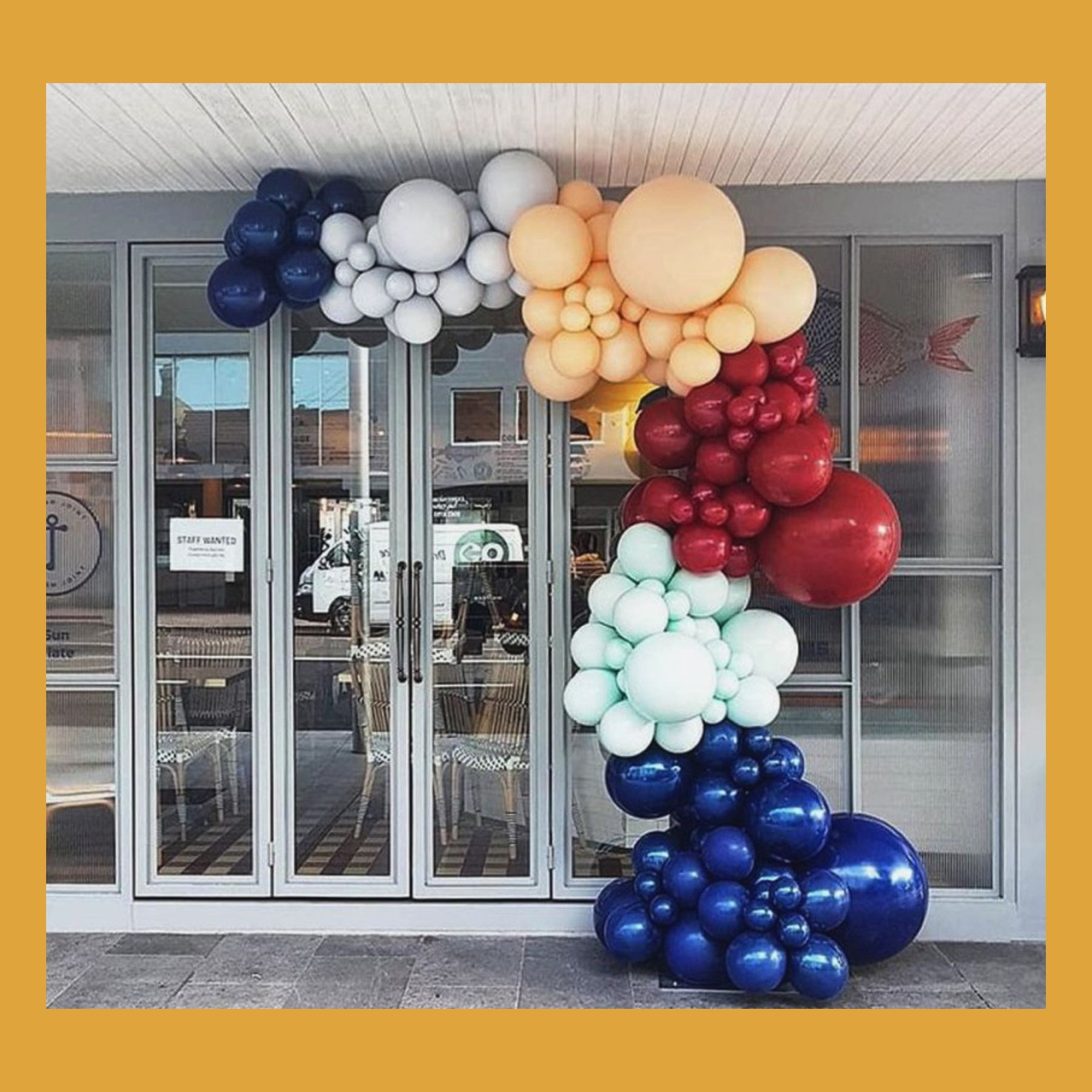 Разнокалиберная гирлянда шар. Студия праздничного декора