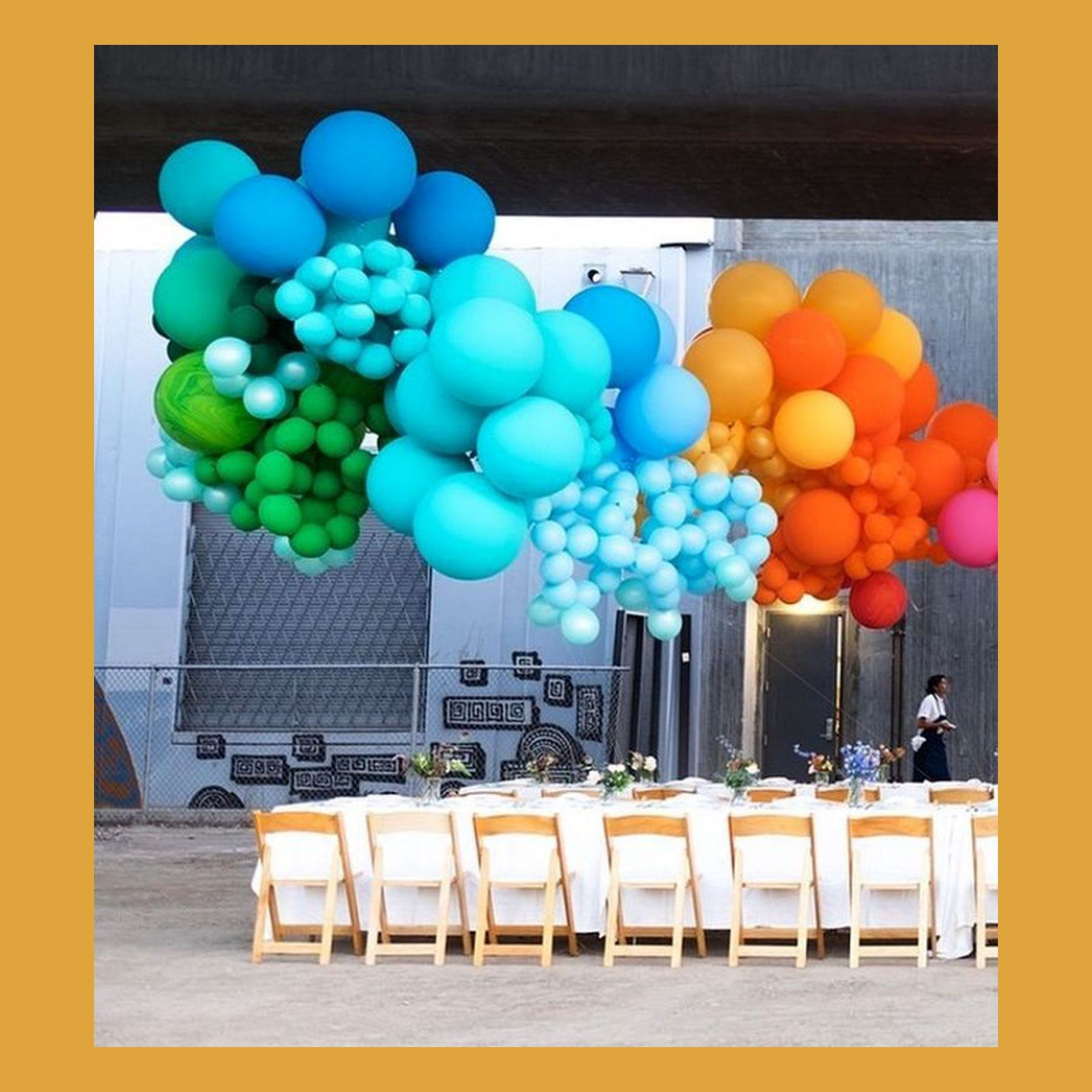 Разнокалиберная гирлянда шар. Студия праздничного декора