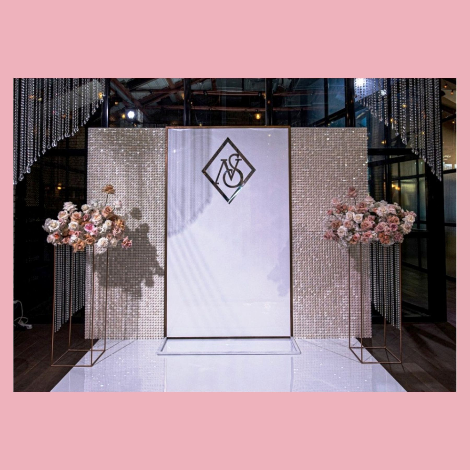 Фотозона из пайеток. Студия праздничного декора