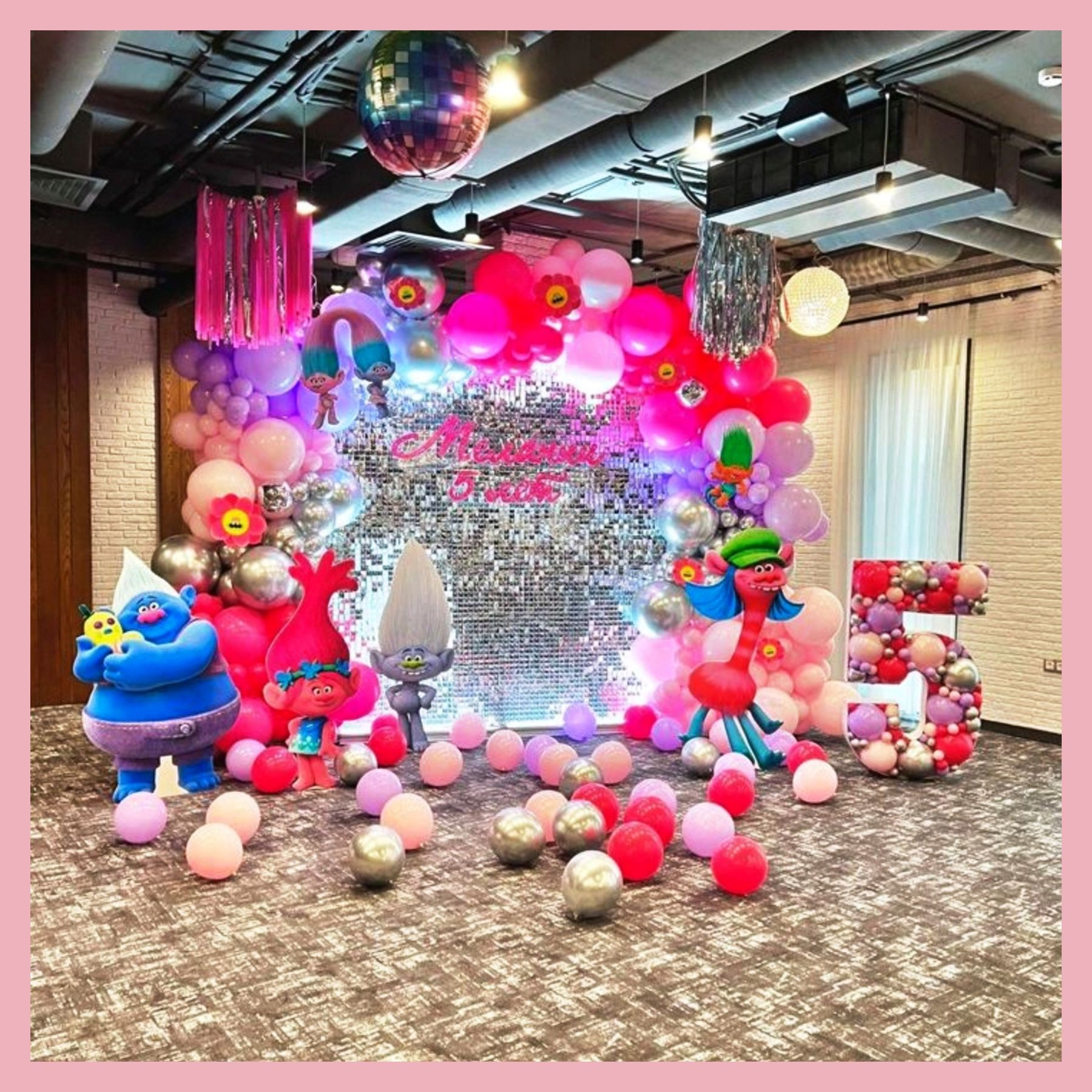 Фотозона из пайеток. Студия праздничного декора