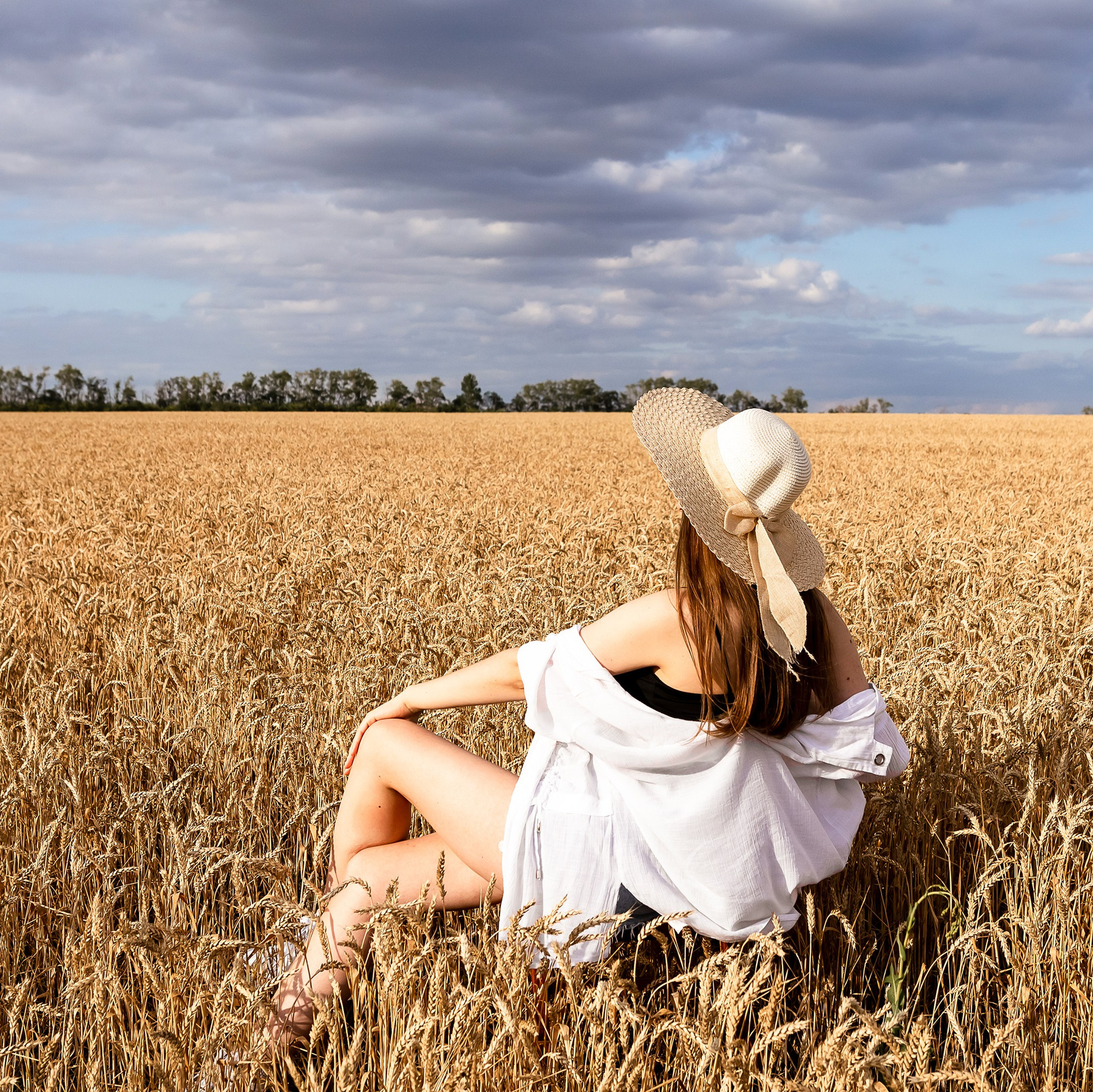 Девушка в поле смотрит вдаль