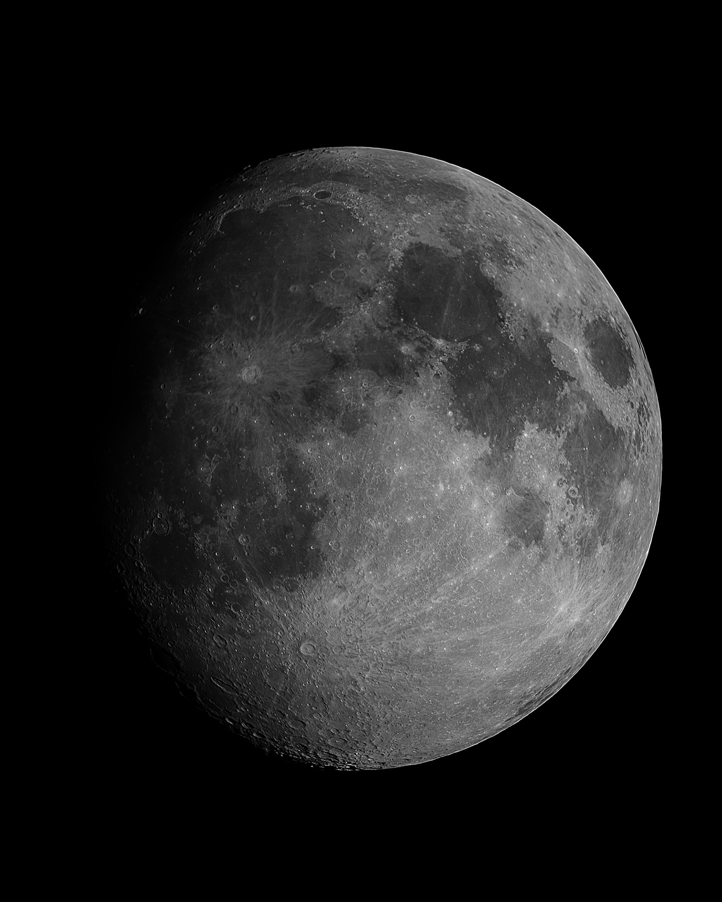 На фотографии изображена луна крупным планом фаза близкая к полнолунию