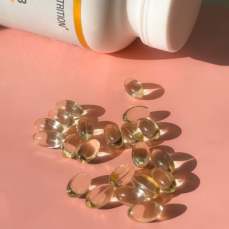 Предметная съемка упаковок с БАДами и косметикой на приглушенном фоне, подчеркивая спокойные тона