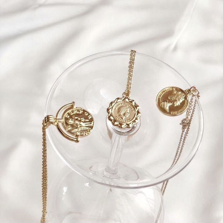 Предметная съемка бижутерии с полупрозрачными деталями, подчеркивая легкость и воздушность