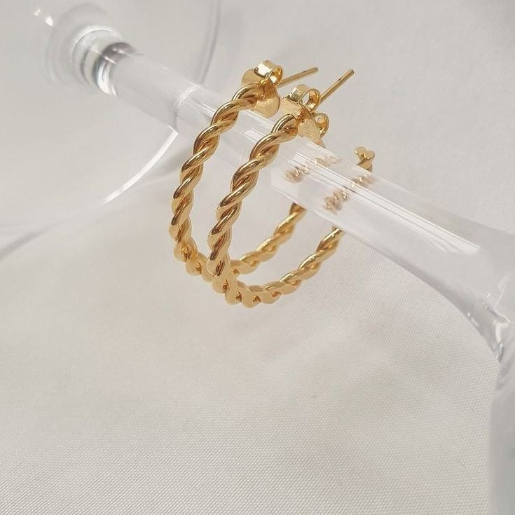 Предметная съемка бижутерии с крупным планом на декоративные элементы, акцент на деталях