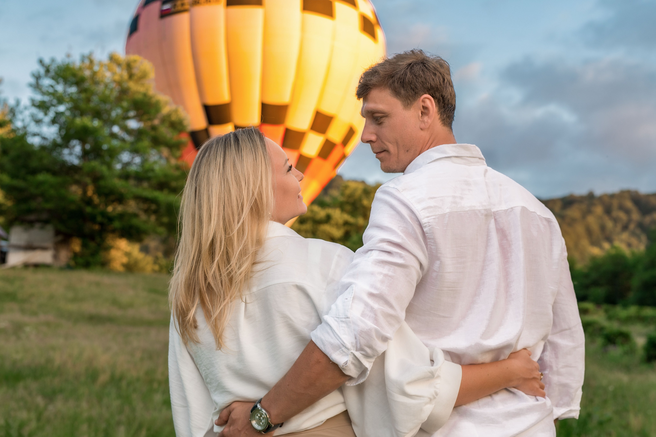 Love Story на закате в Сочи на фоне воздушного шара