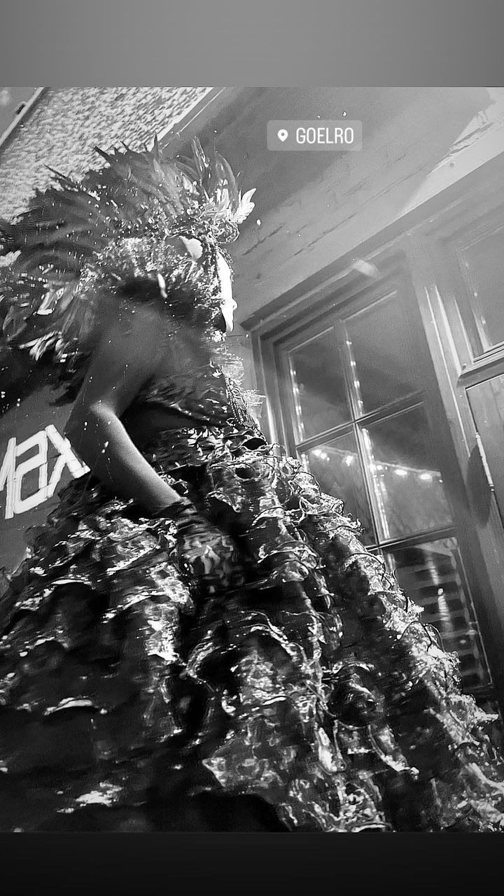 Ходулист танцует среди падающих снежинок зимой.