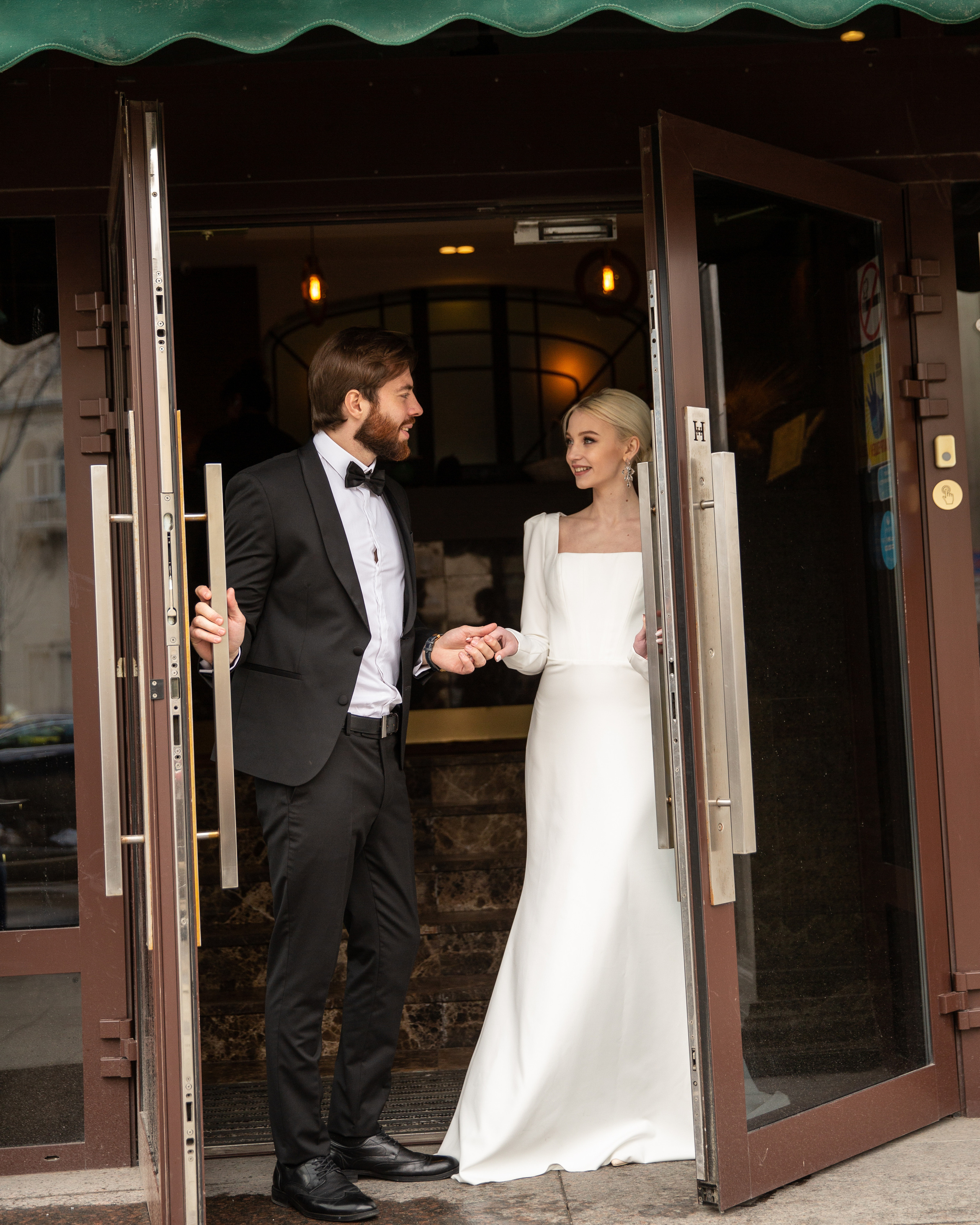 Wedding. Bride and groom — morning at the hotel. Visual artist, photographer Liana Darenskaya, Moscow