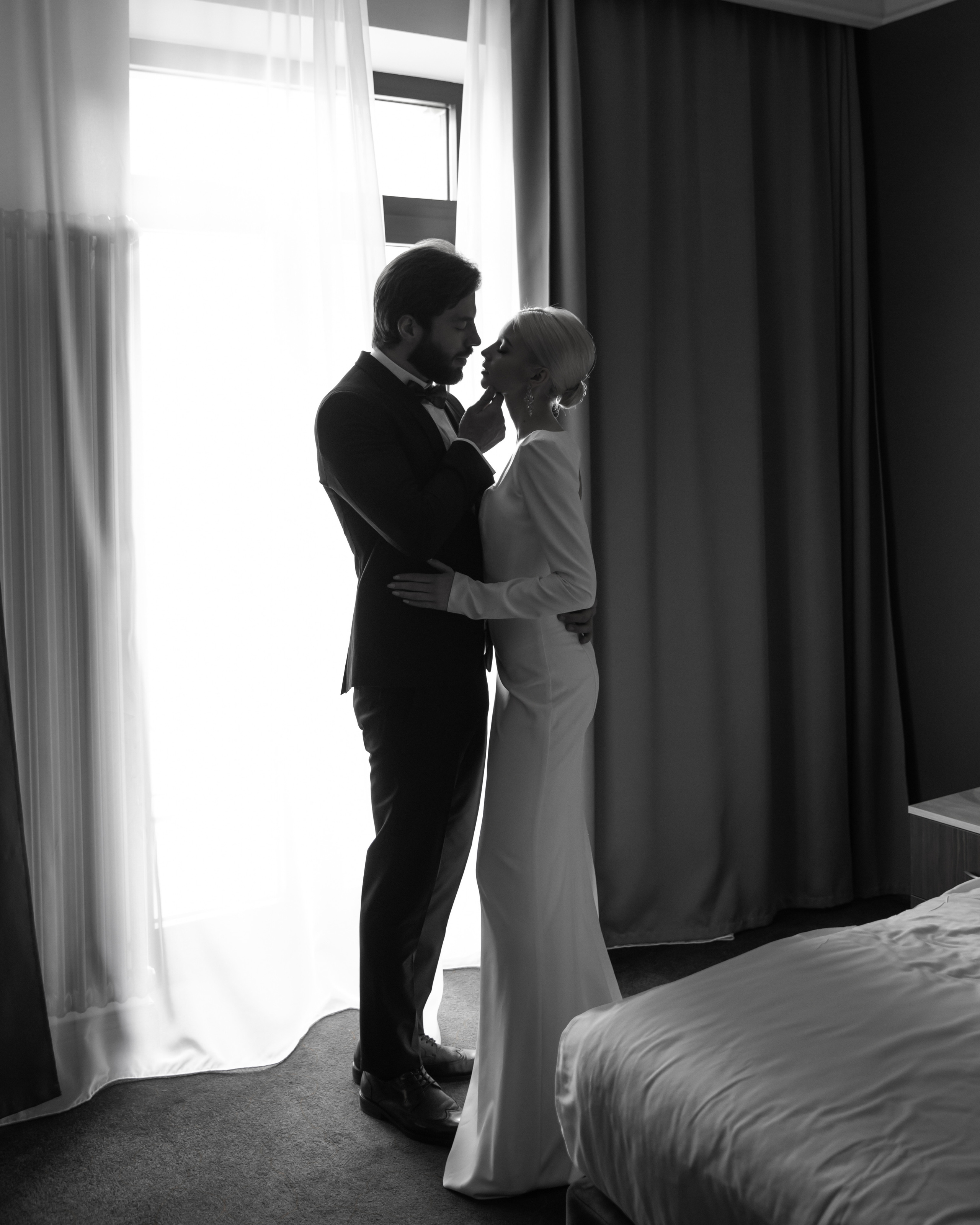 Wedding. Bride and groom — morning at the hotel. Visual artist, photographer Liana Darenskaya, Moscow
