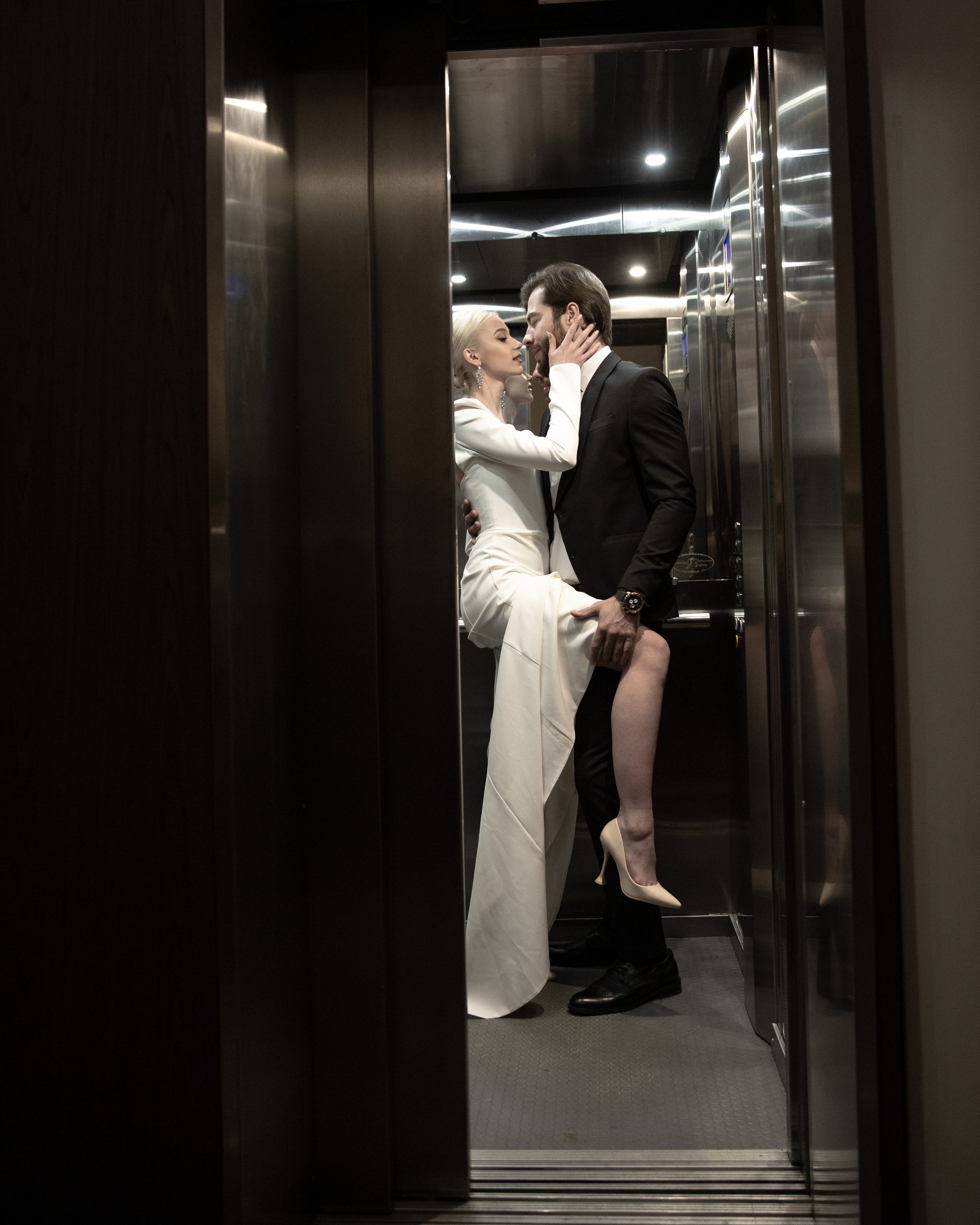 Wedding. Bride and groom — morning at the hotel. Visual artist, photographer Liana Darenskaya, Moscow