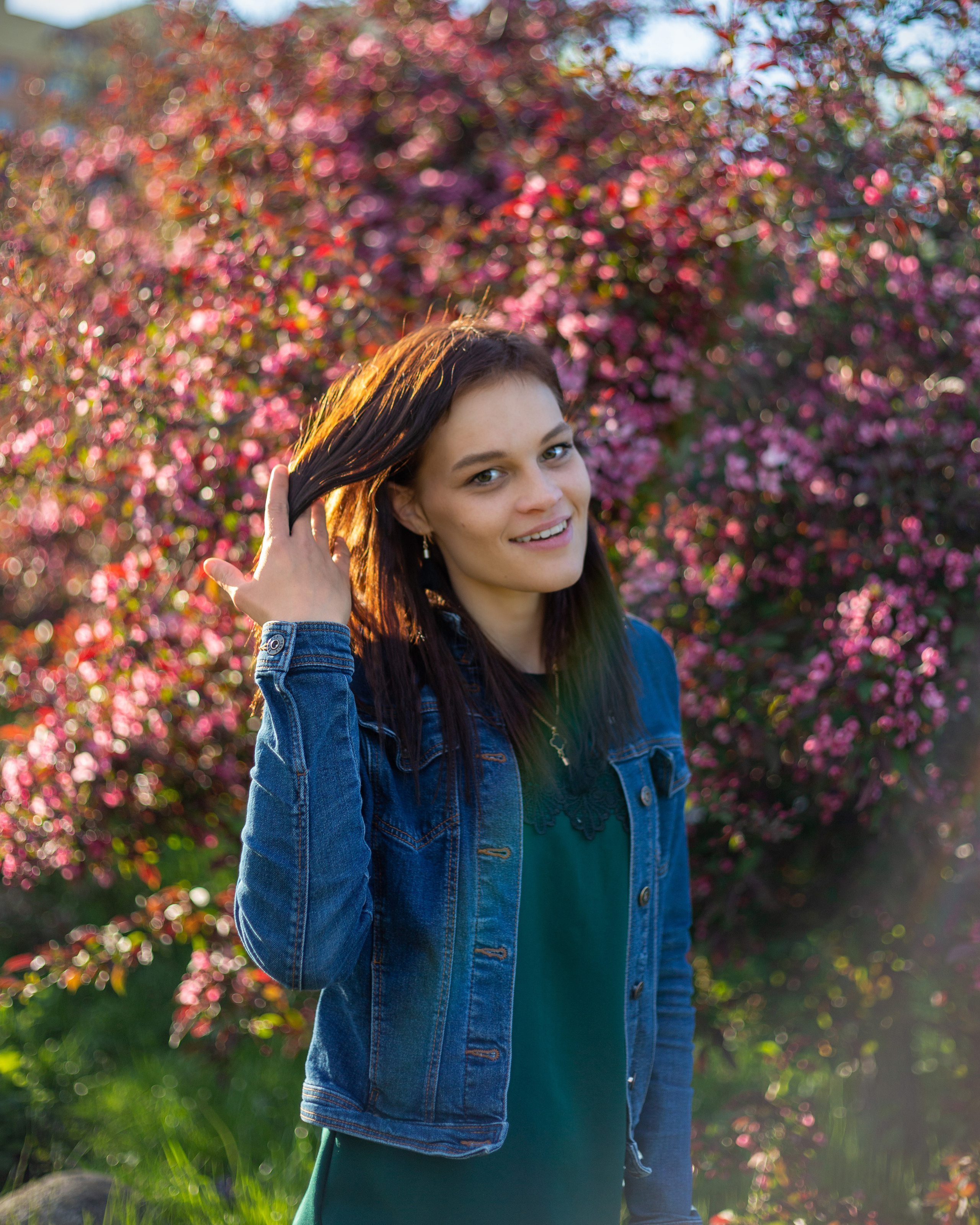 Портрет девушки на фоне цветущего дерева весной на закате