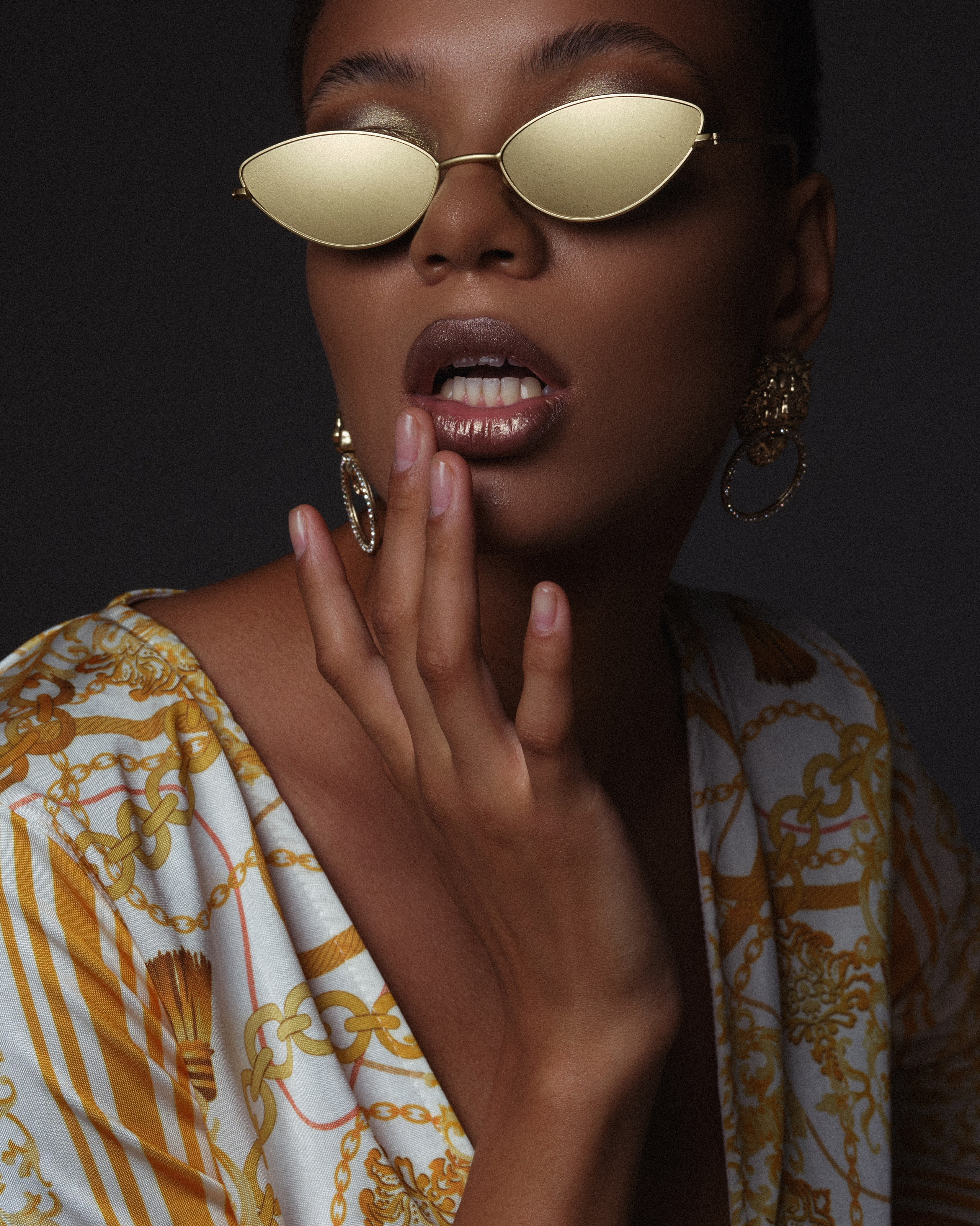 девушка женский портрет фотограф юлия фролова циклорама модель обучение фотографии воркшоп по фотографиитемнокожая мулатка  золотые очки крупный портрет рука губы