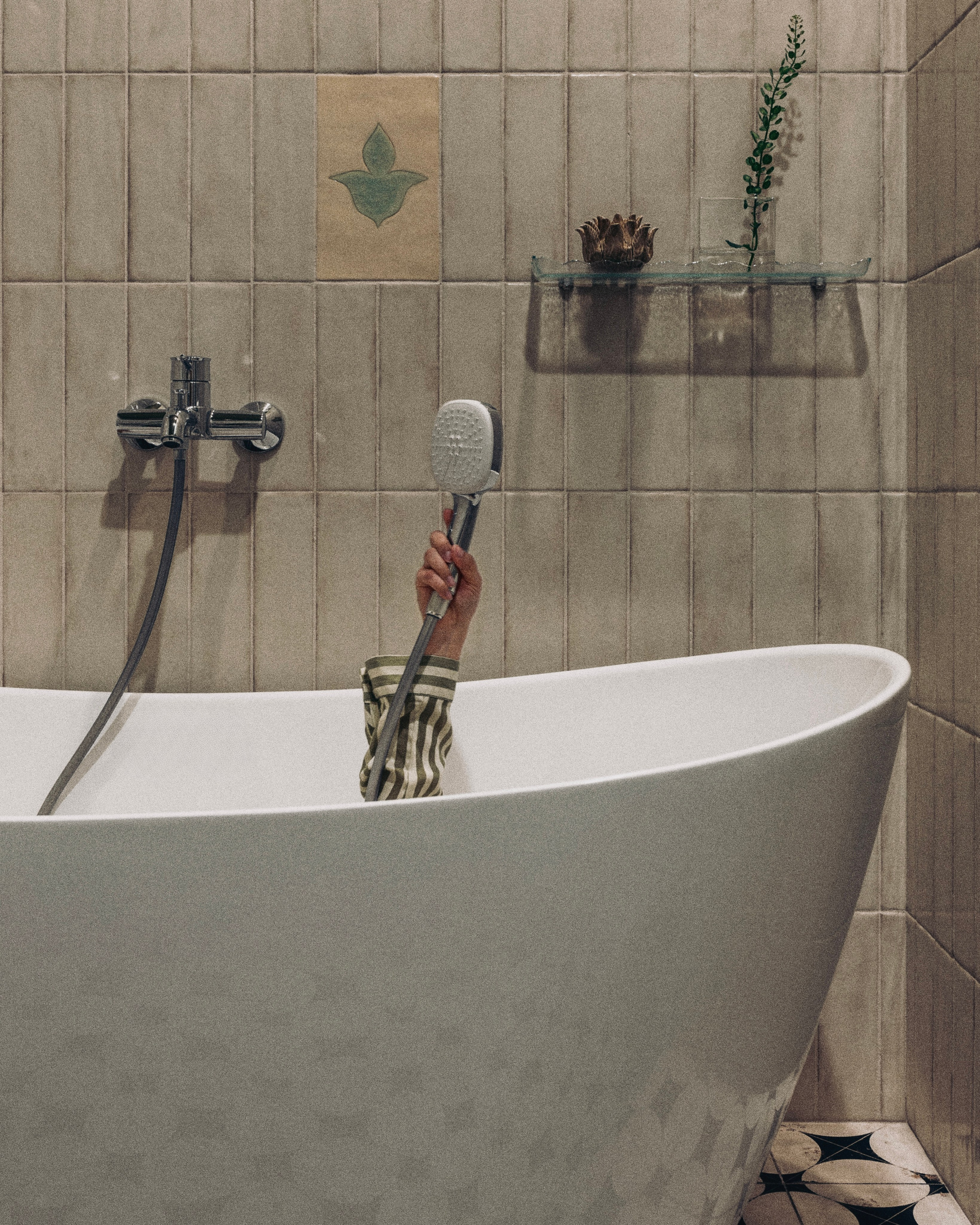 Интерьерная съёмка квартиры в Астане, вдохновлённой детективами, опубликована в MadWhite. Архитектурная фотография для дизайнеров интерьера. Роман Якунин — интерьерный фотограф в Алматы