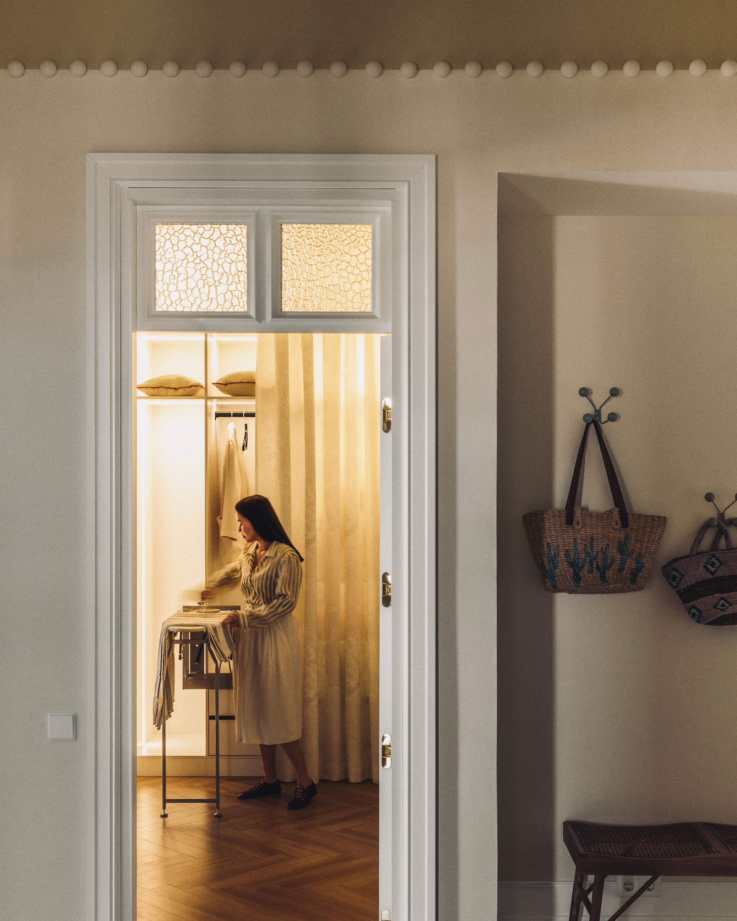 Интерьерная съёмка с человеком, концепция детектива в интерьере, архитектурная фотография Казахстан, публикация MadWhite