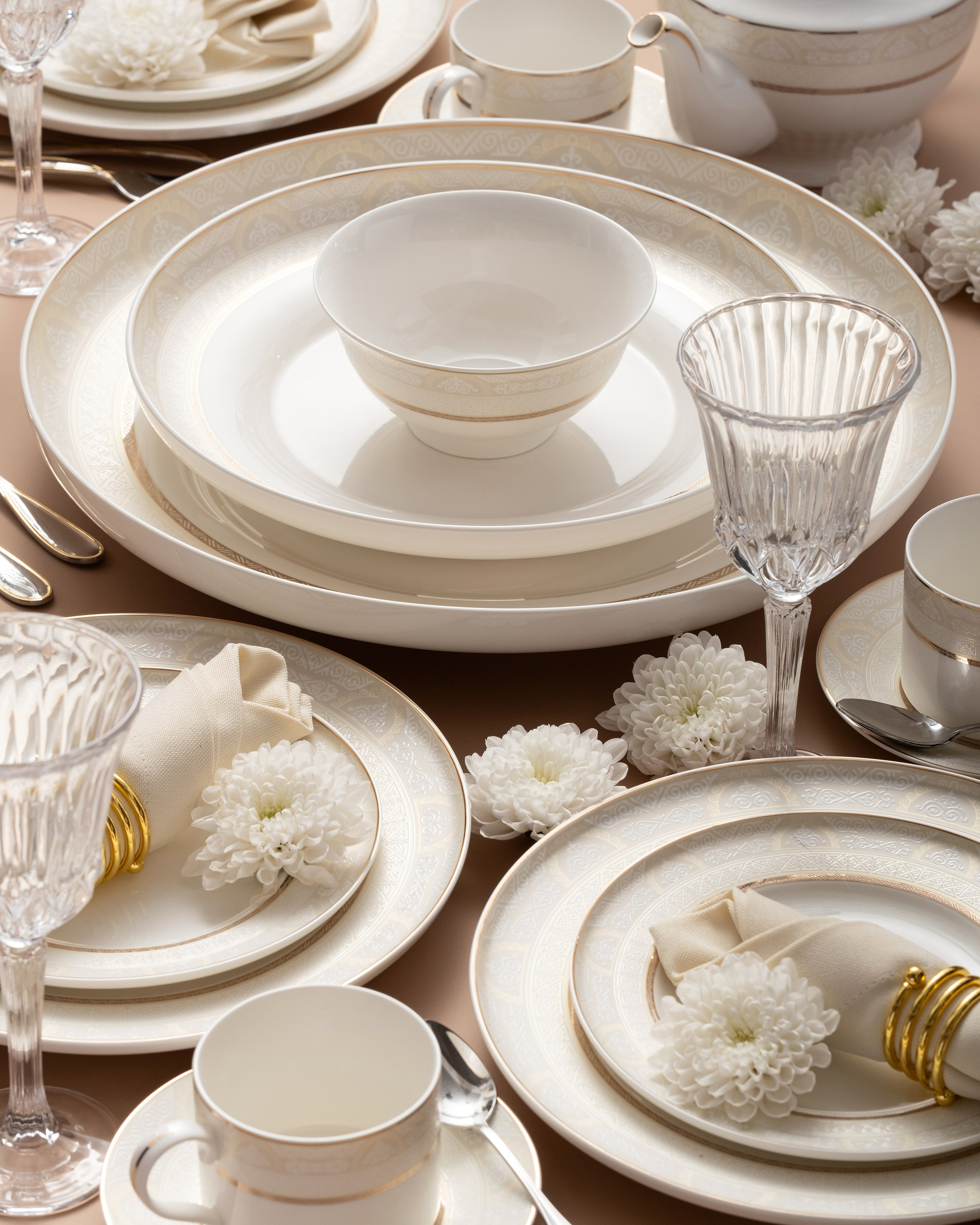 Классическая сервировка с хризантемами и золотыми кольцами для салфеток