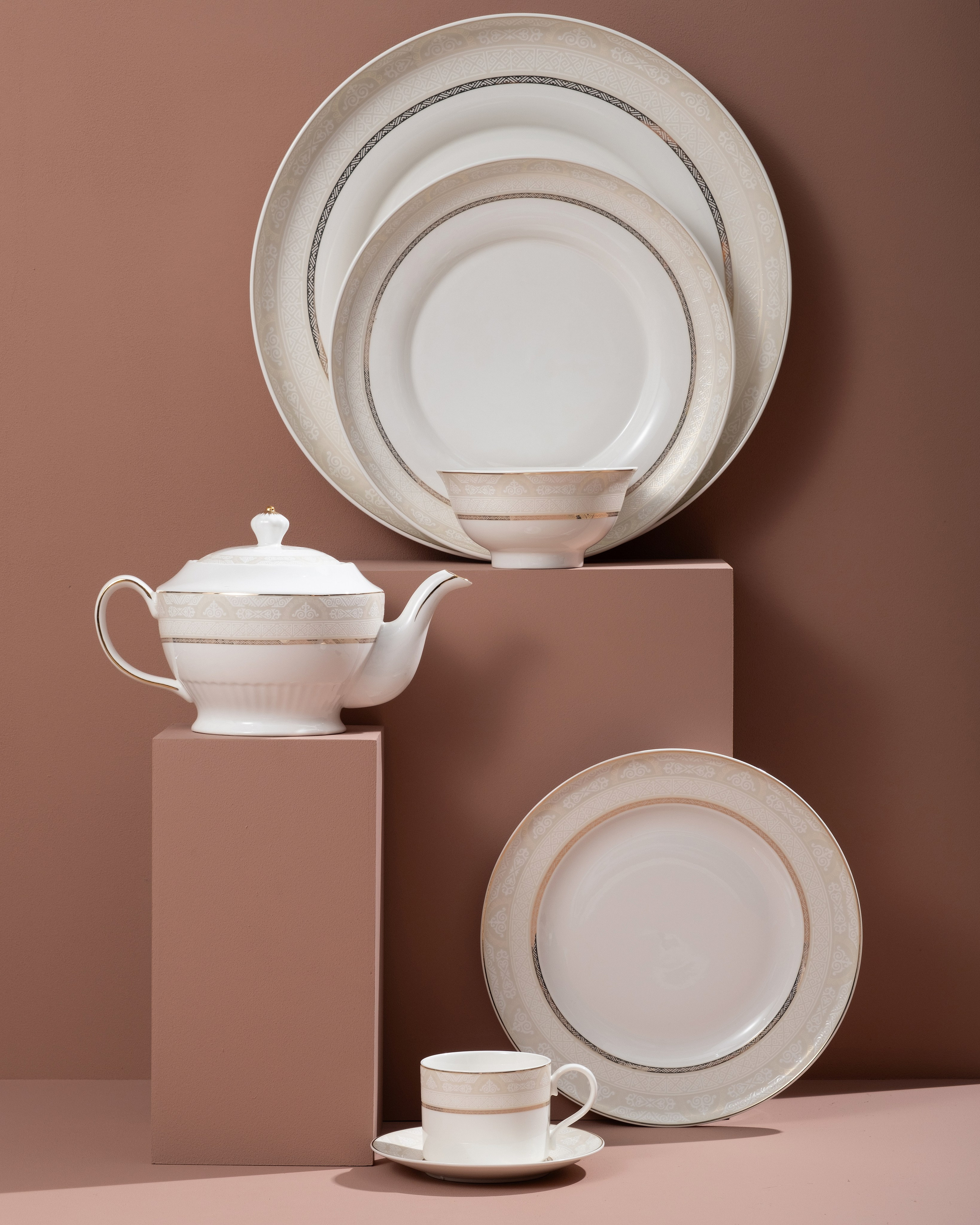 Фарфоровая посуда на подиумах в фирменных цветах бренда WASEELA