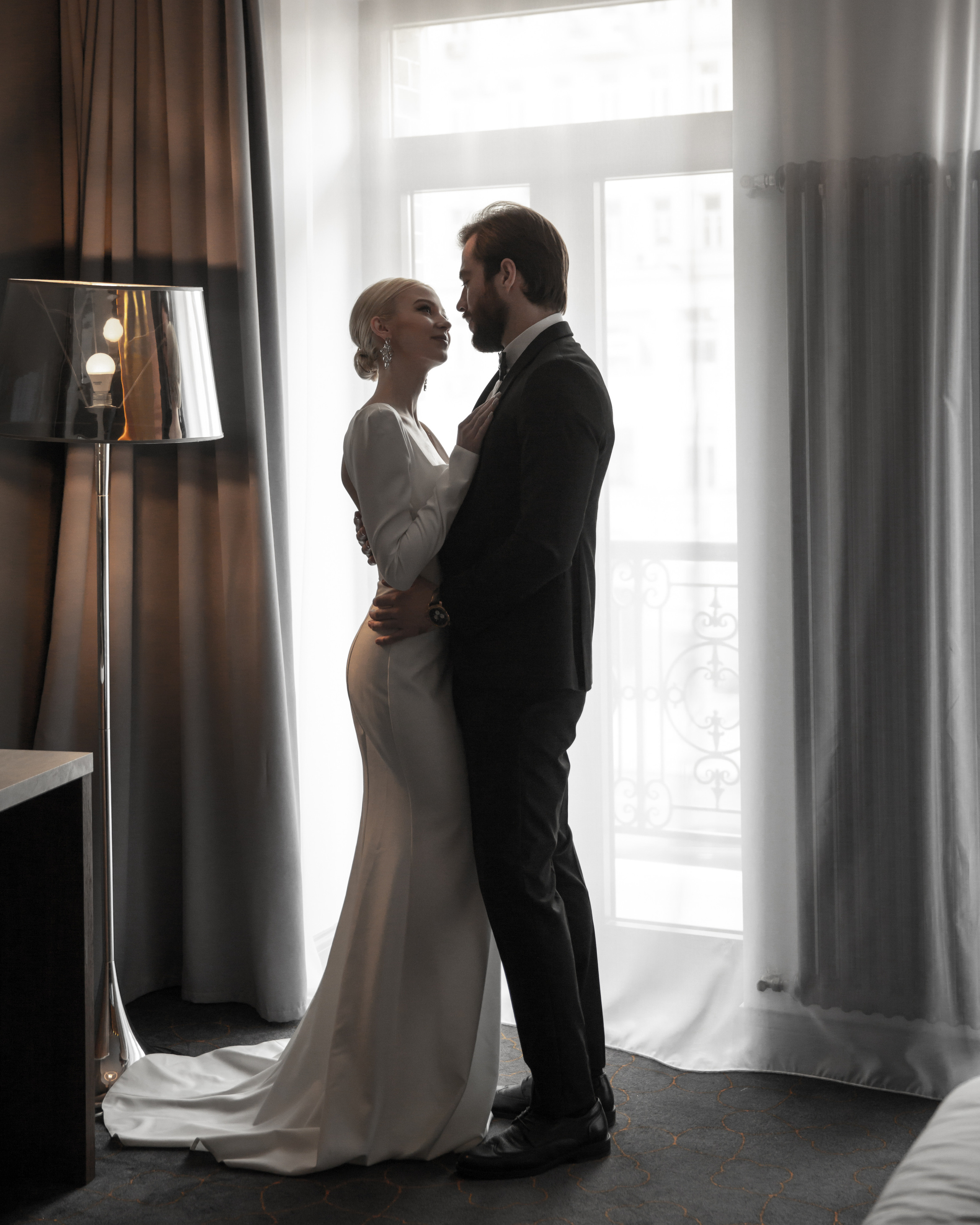 Wedding. Bride and groom — morning at the hotel. Visual artist, photographer Liana Darenskaya, Moscow