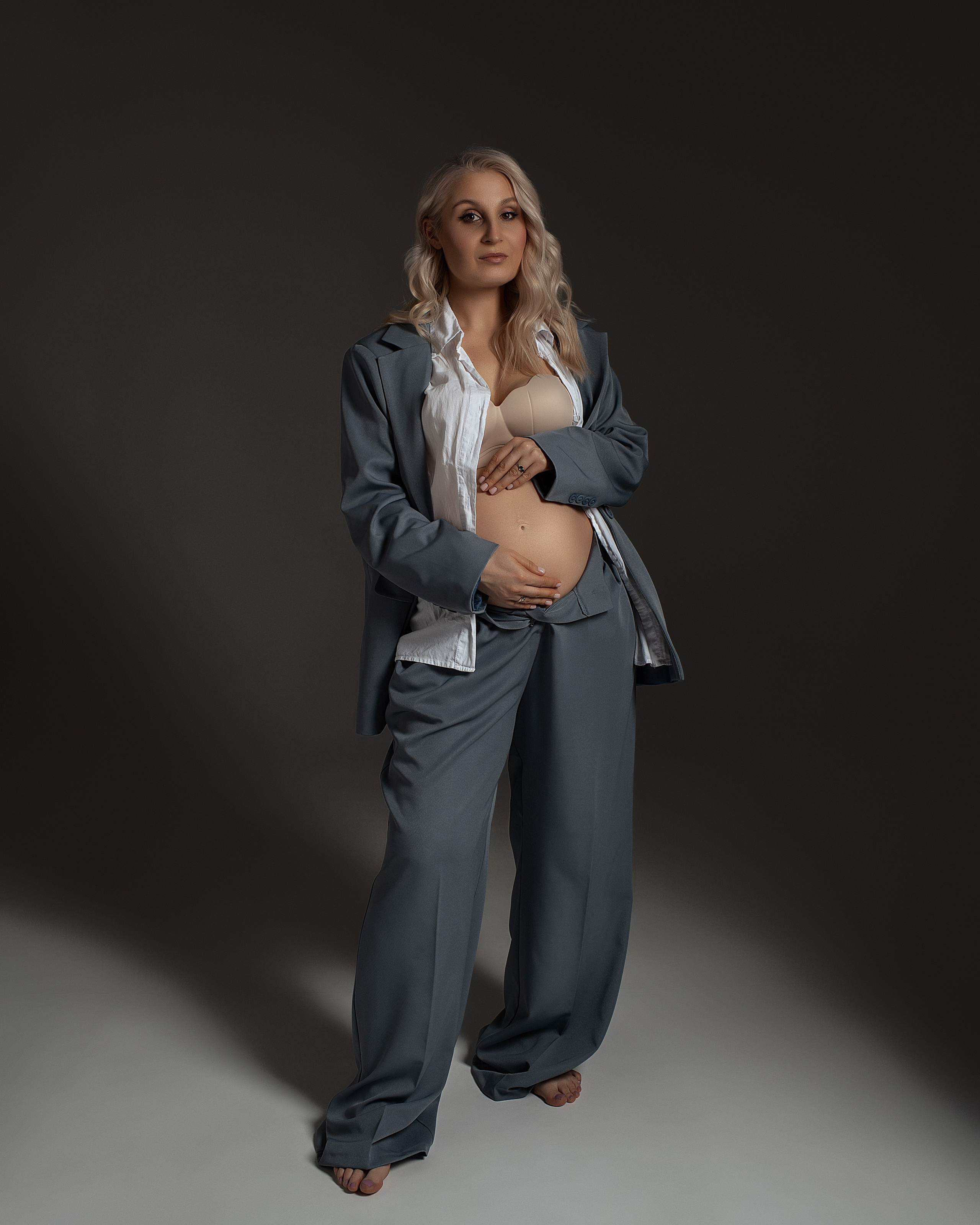 Фотосессия беременности на циклораме. Женский фотограф в Москве Богдашкина Динара