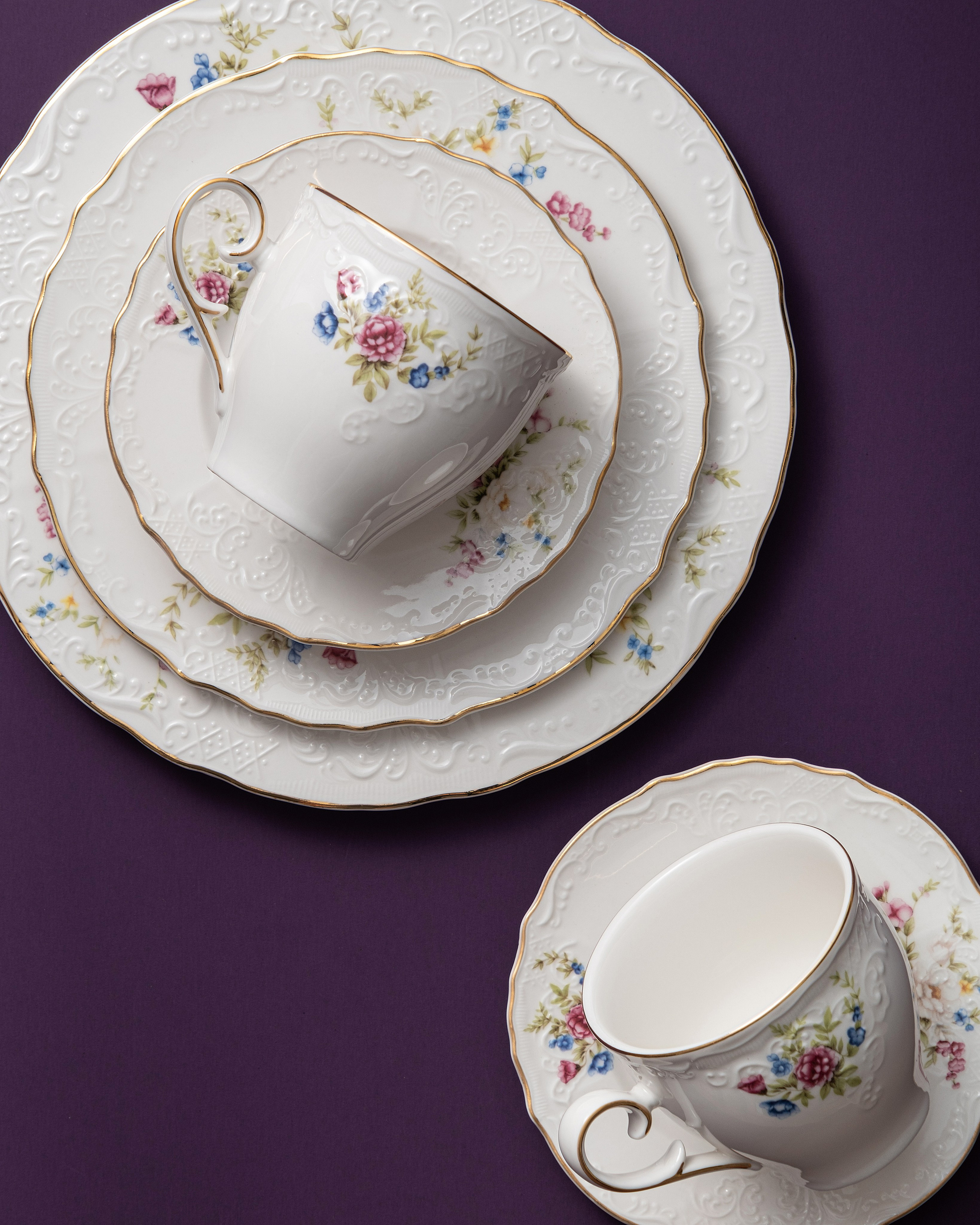 Минималистичный комплект посуды с золотой каймой на светло-бежевом фоне