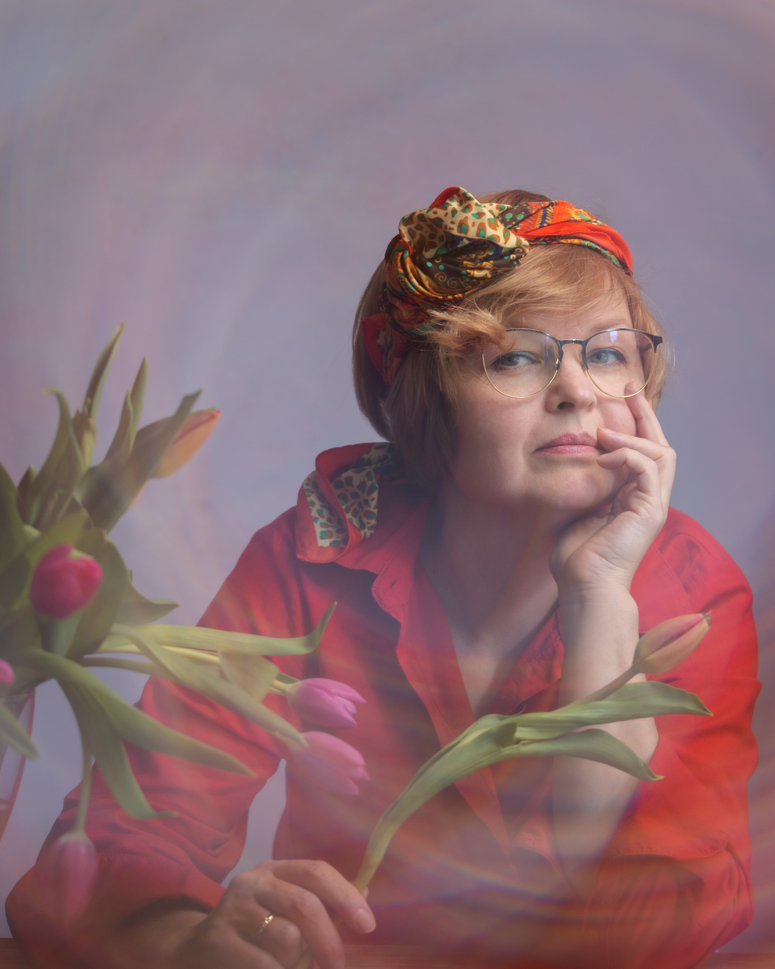 Арт-фотосессия в Тюмени: женщина в красном с тюльпанами