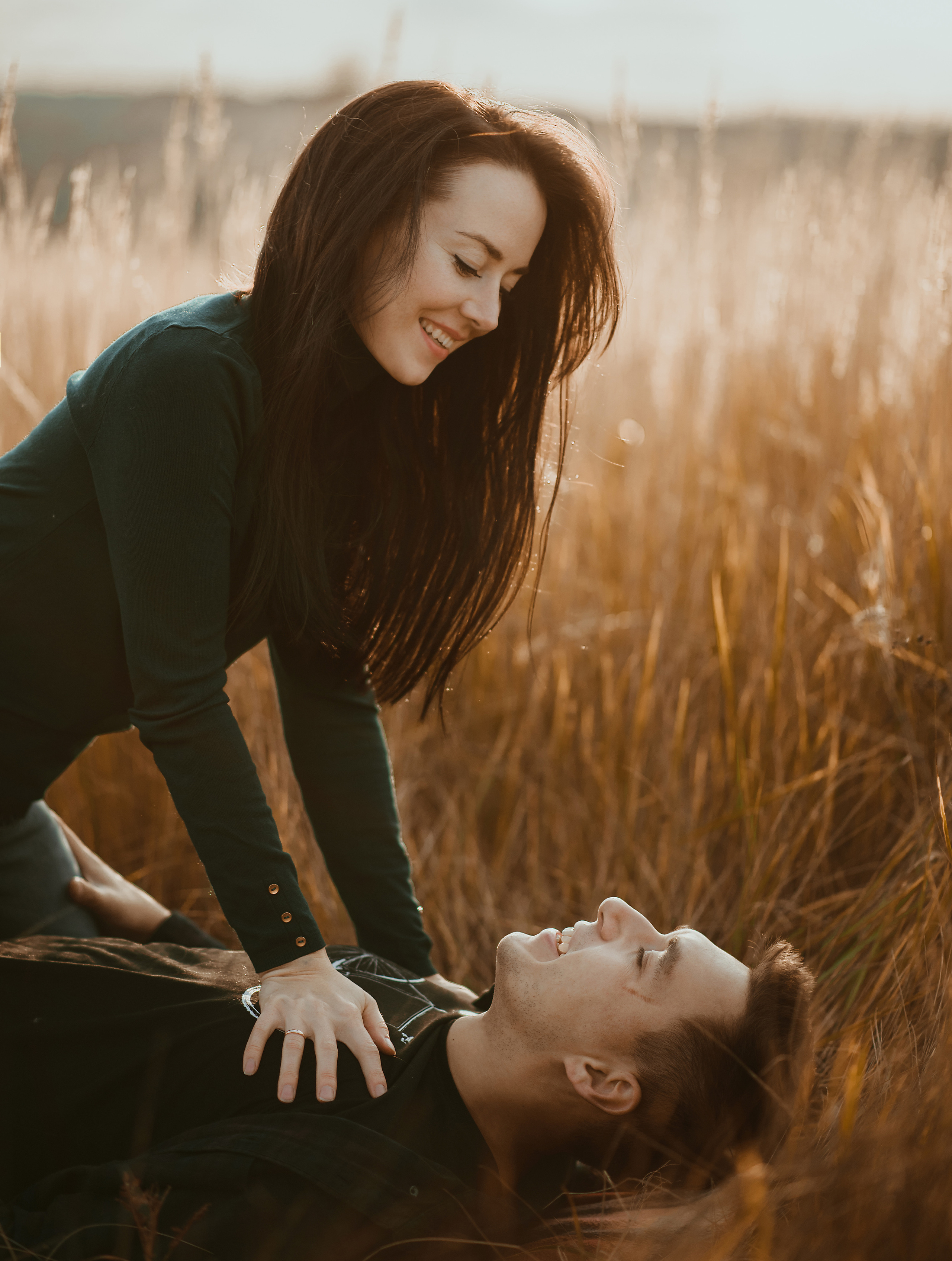 Фотосессия милой пары в поле ржи. Love Story. Смех и радость