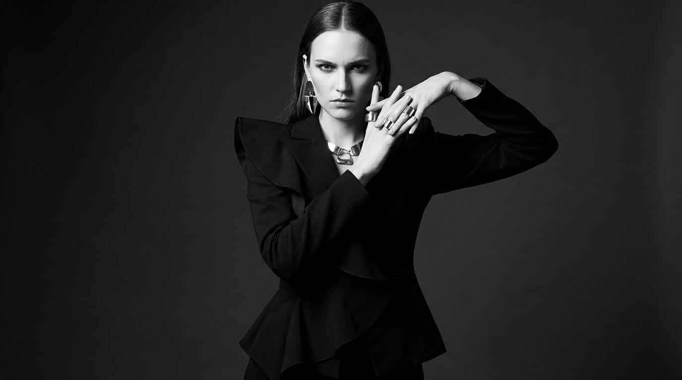 Чёрно-белая fashion-съёмка модели с драматичной позой и светом