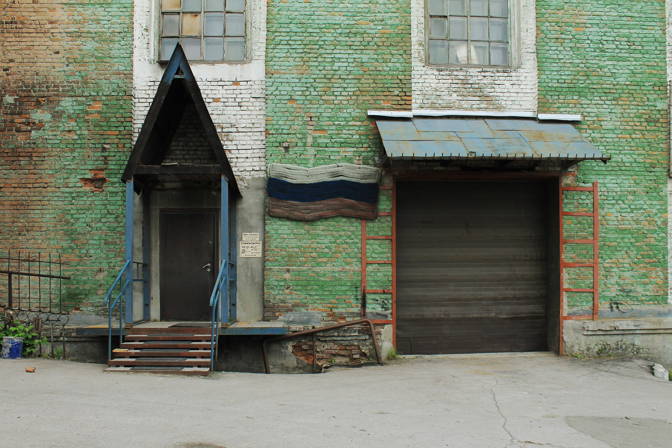 Флаг как украшение окружающего пространства. Julia Altukhova, multimedia artist