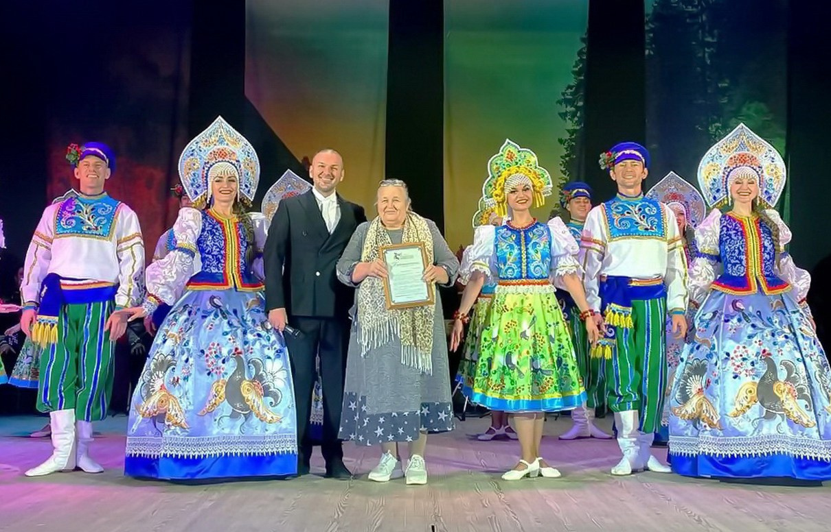 Ансамбль «Чалдоны» выступил в костюмах с Ордынской росписью. Сувениры и подарки с Ордынской росписью | Новосибирск