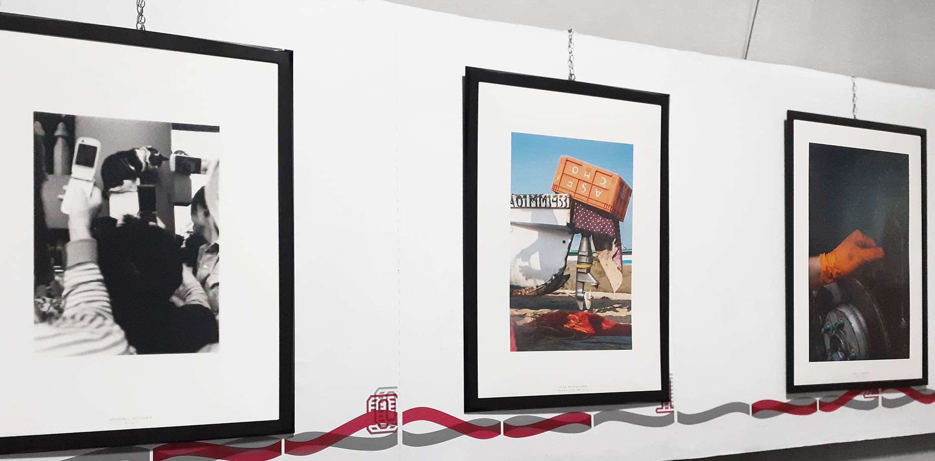 Фотография рыбацкой деревни "Руки и моторы" на выставке The Man and the Machine в Риме, Италия.  Автор — Ольга Михальчук