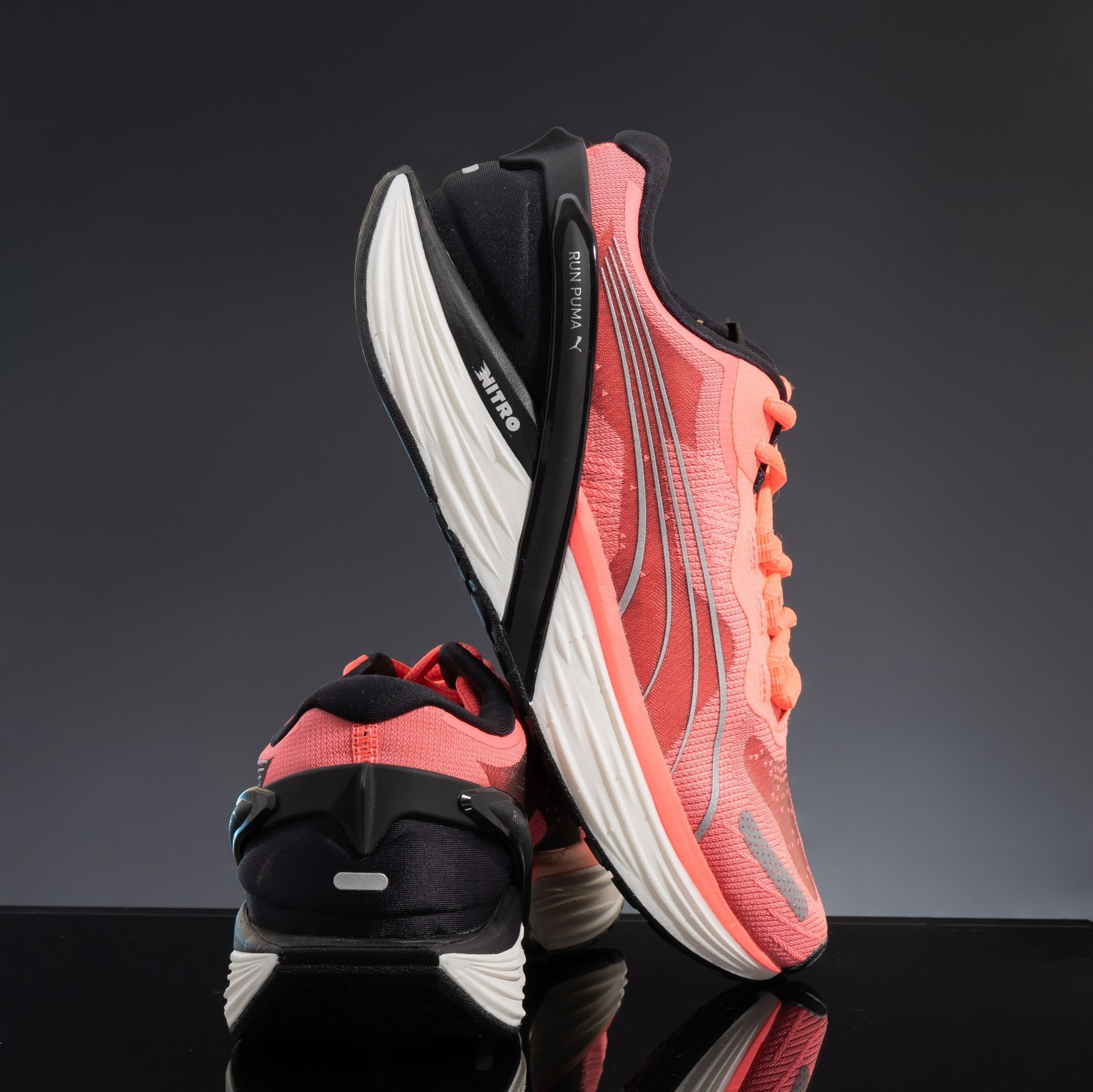 Предметная фото съемка кроссовки на глянцевой поверхности