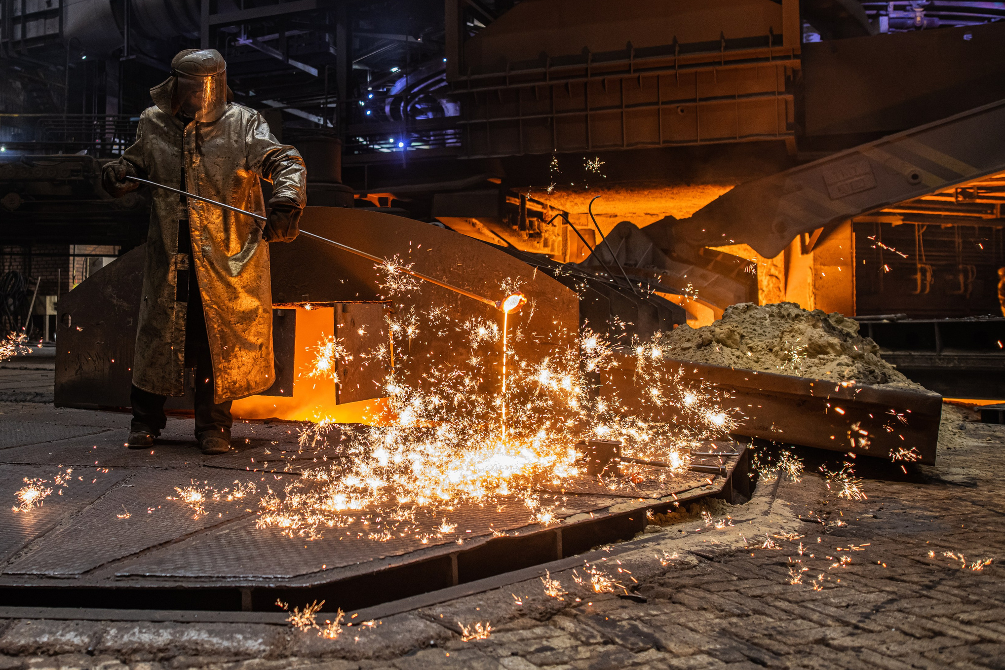 фотография металлурга за работой