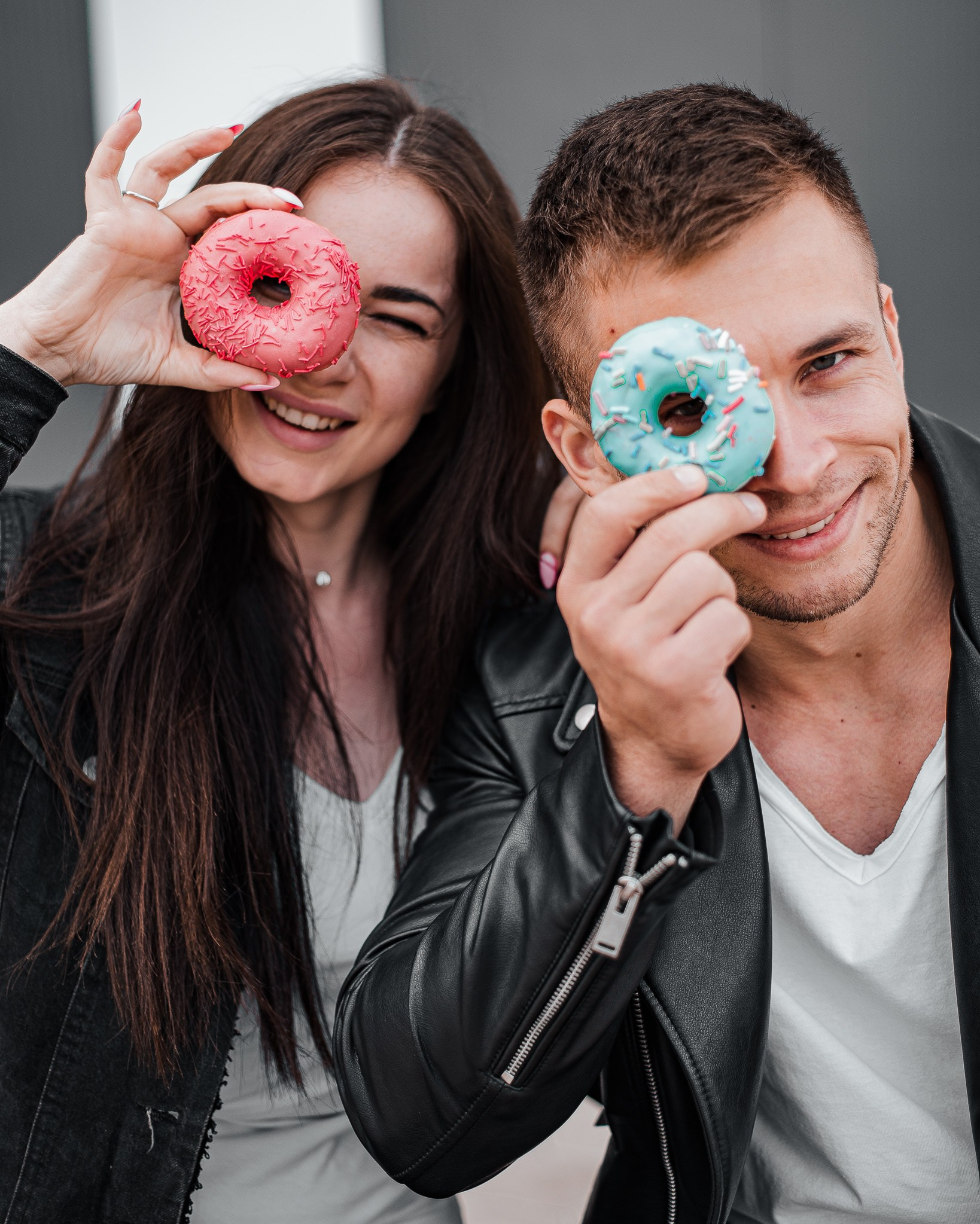 Портрет влюбленной парочки с пончиками