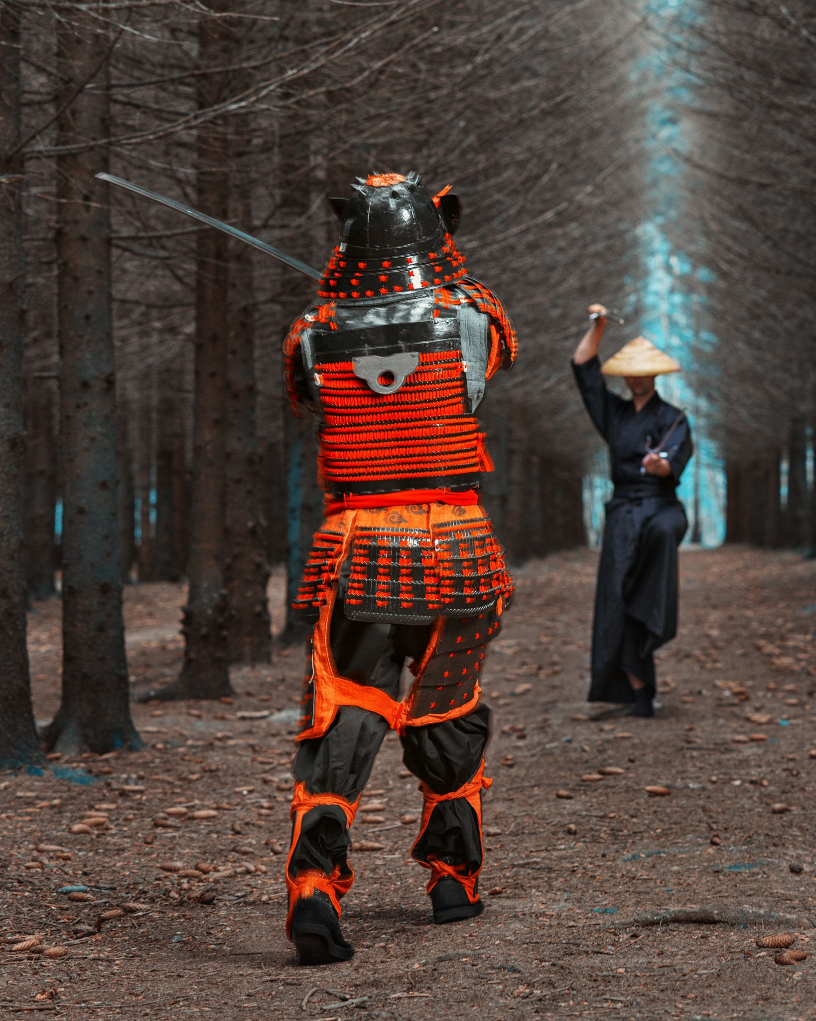 Самураи в лесу в доспехах