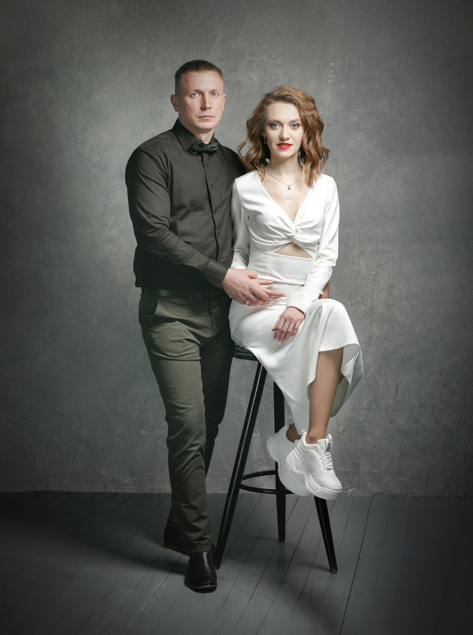 Свадебная прогулка после загса, студийная фотосъемка молодоженов