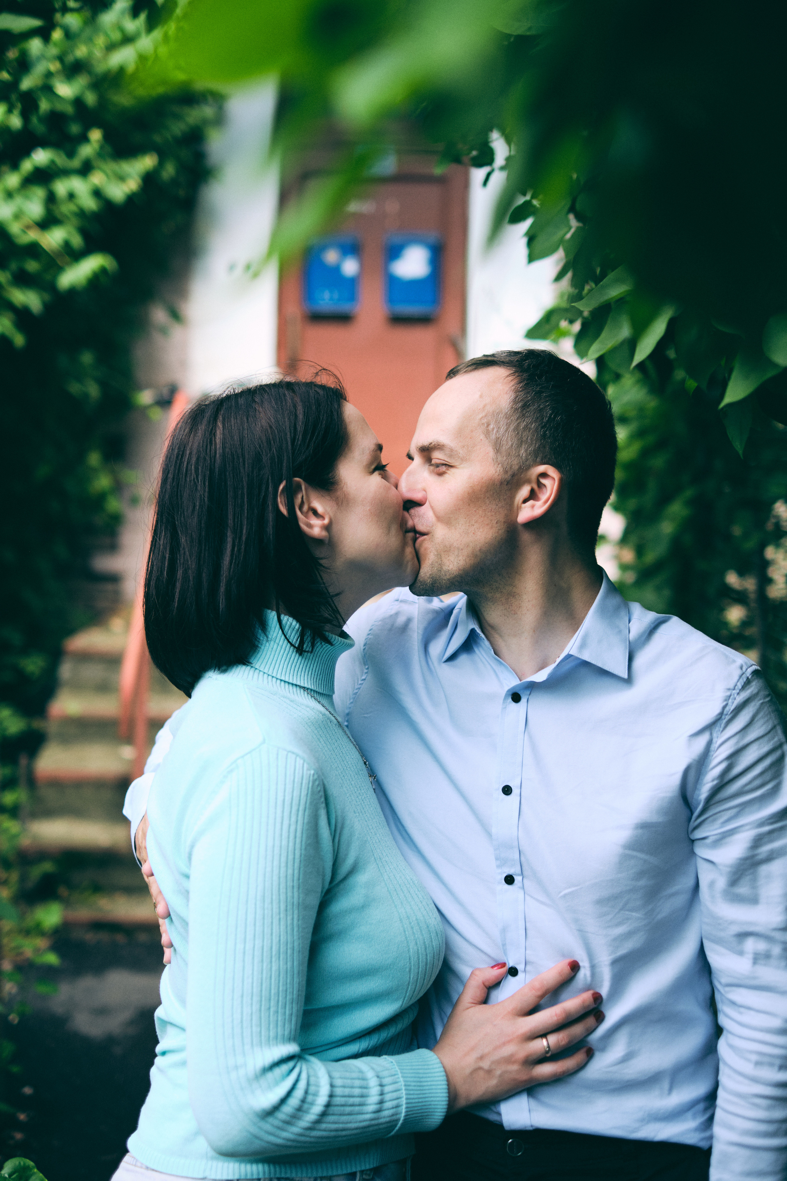 Фотосессия пары, фотопрогулка, Москва, Пара целуется у входной двери дома