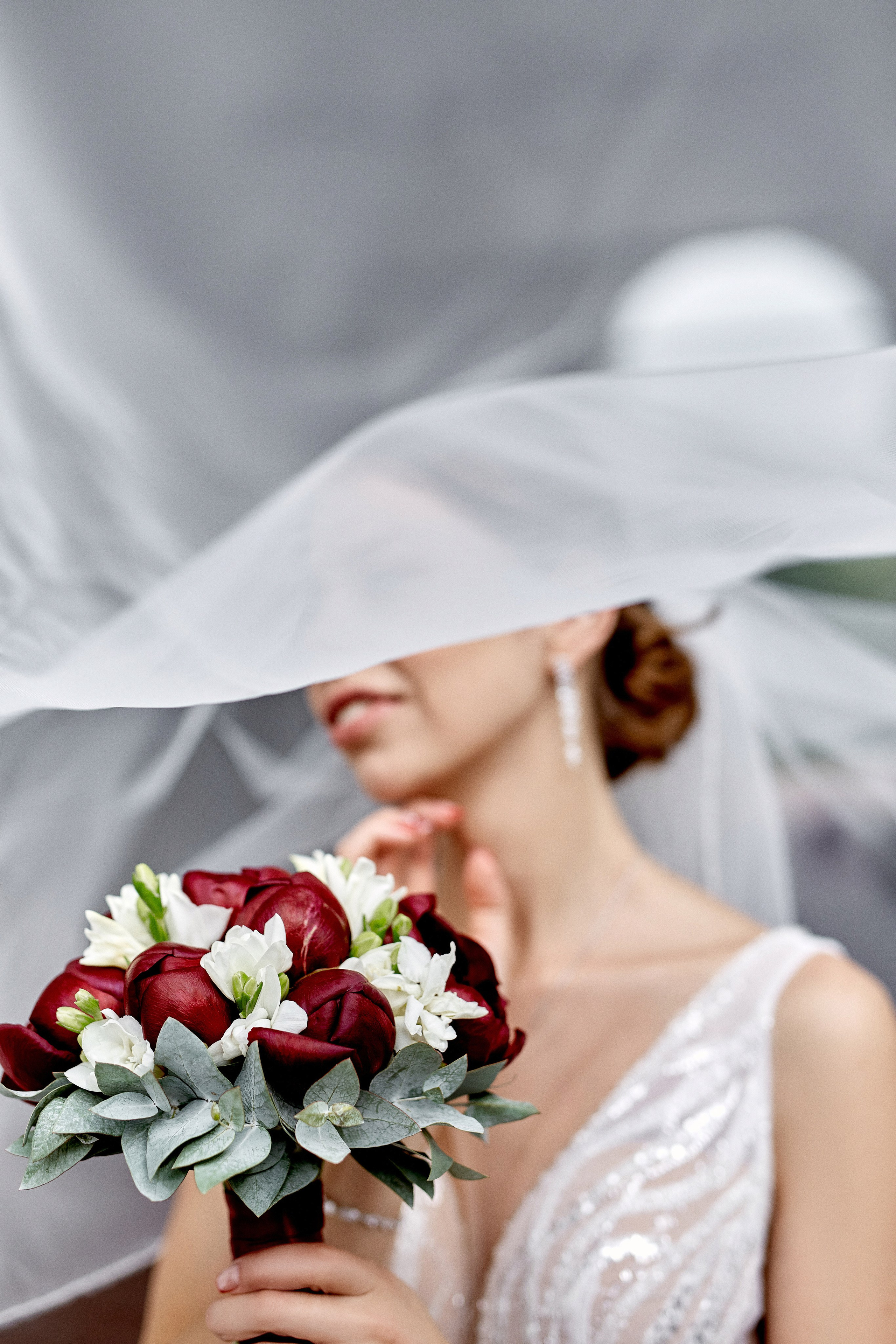 Профессиональный фотограф снимает на камеру молодоженов - фото прогулки