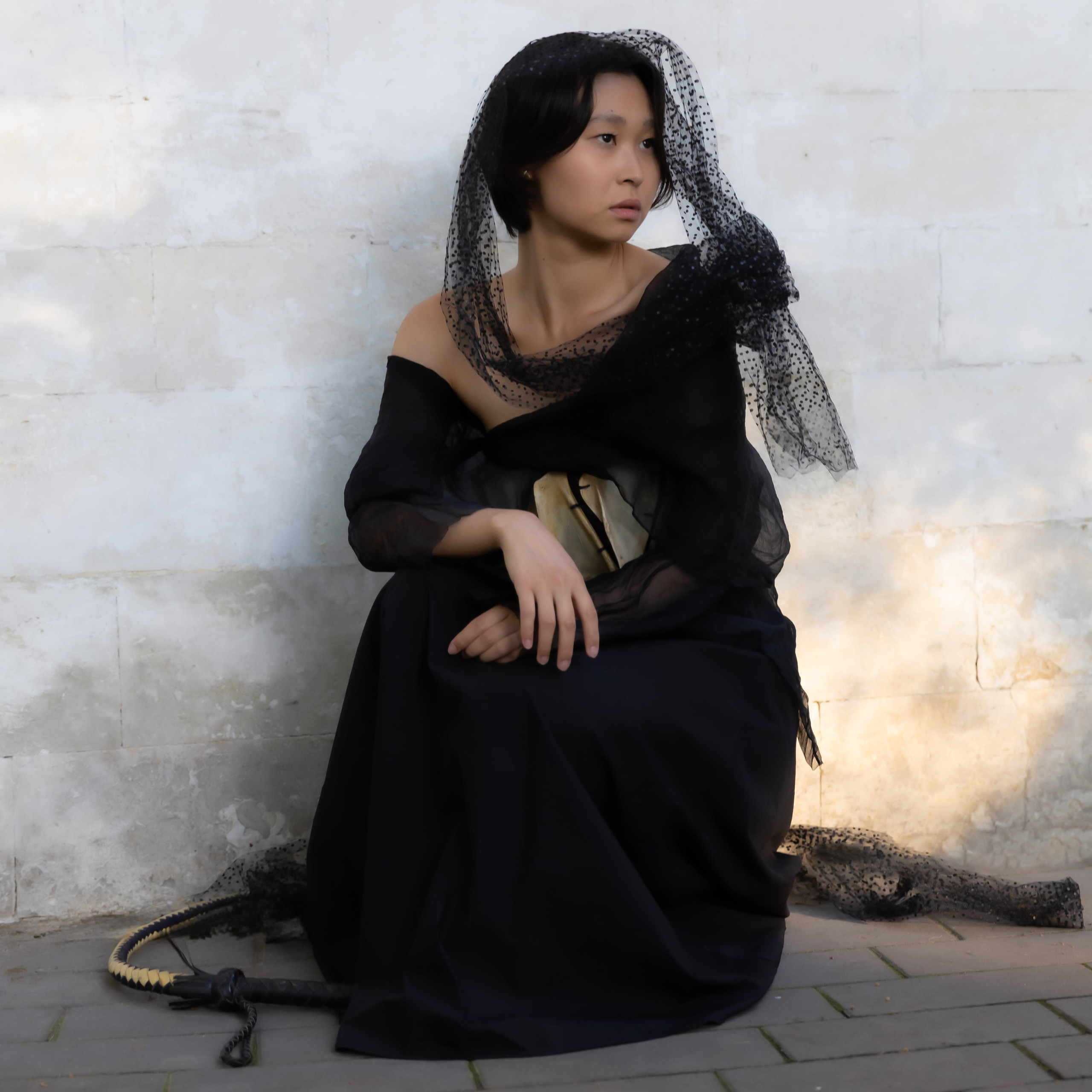 Постановочные фотографии идеи для фотосессий красивое портретное фото фотограф в Москве фотосессии Мария Алексеева красивая девушка азиатка в черном