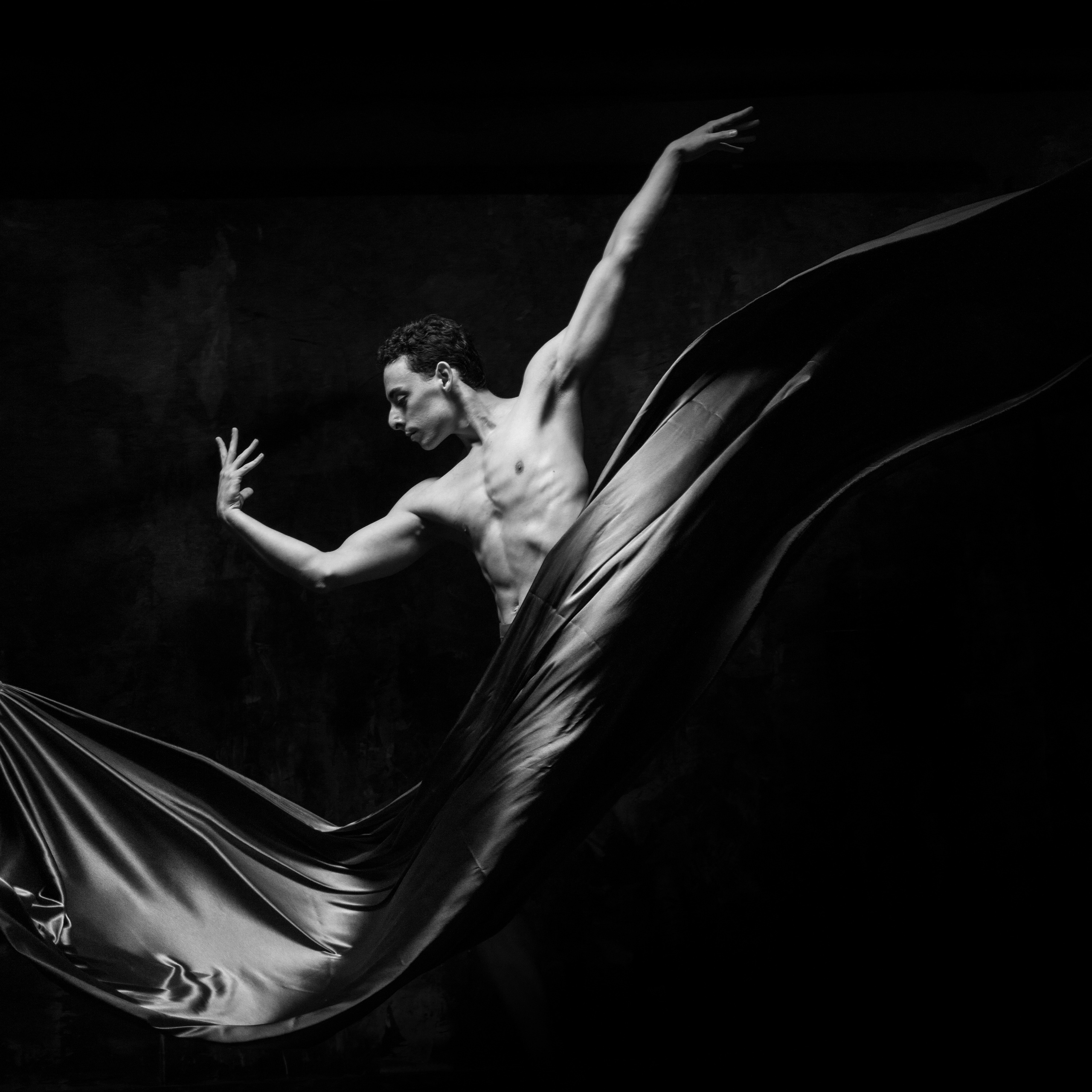 Мужской портрет с тканью