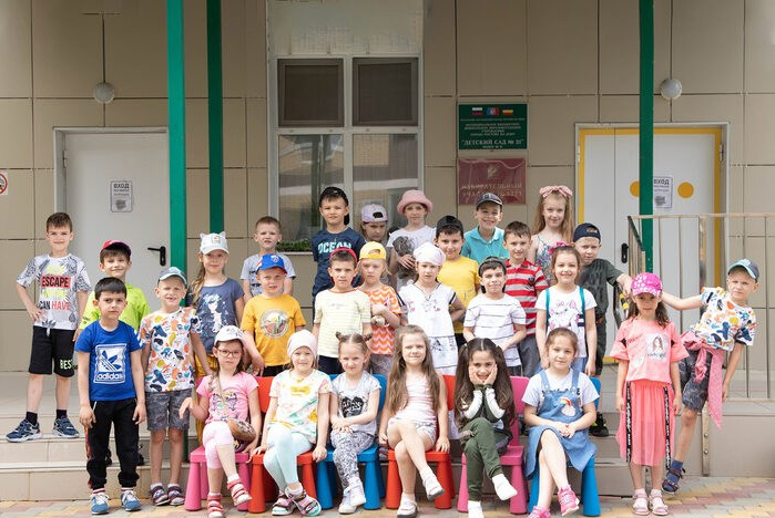 Дети на выпускной фотосессии в детском саду