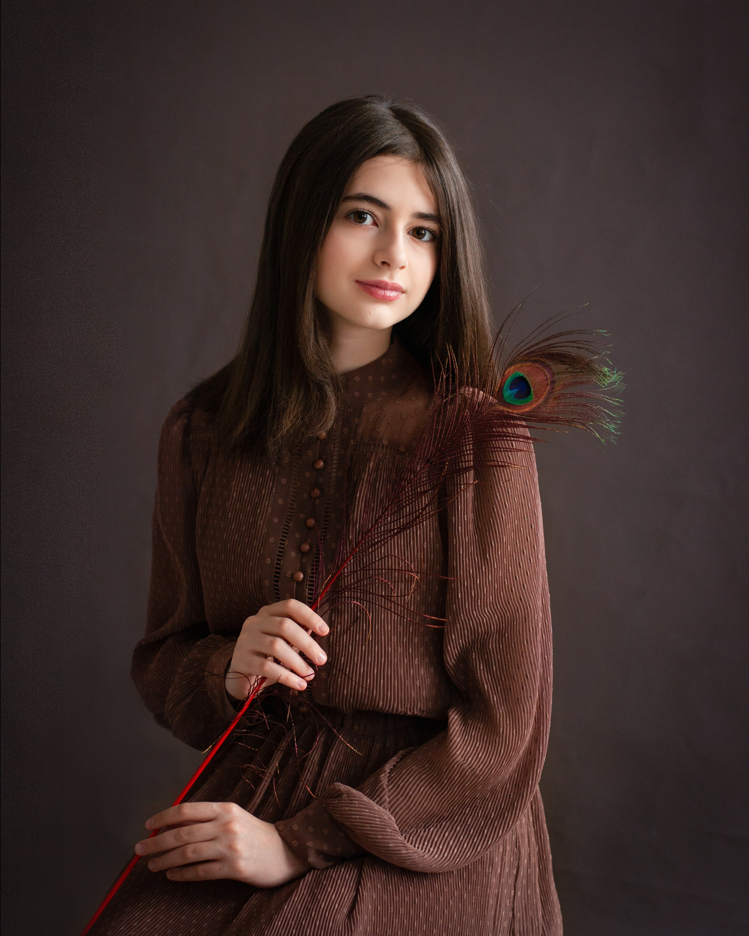 Портретная съёмка, девушка с пером