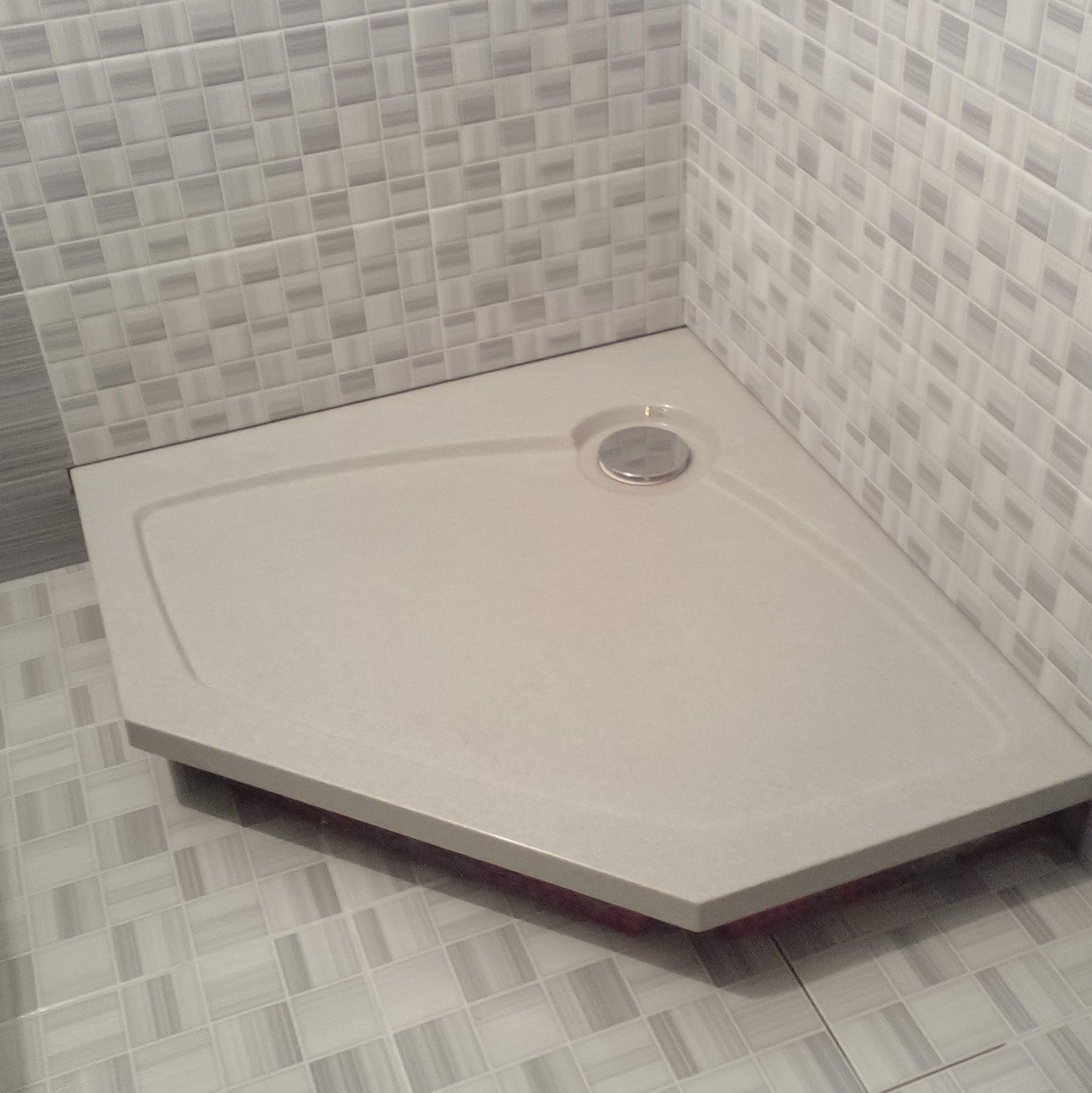 Дизайн ванной комнаты со светлым поддоном